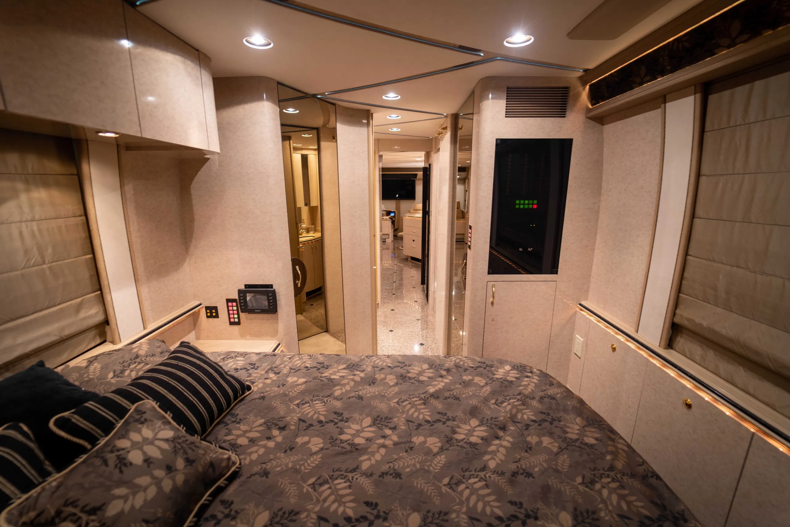 Salon detail close-up in Marathon Coach 0826