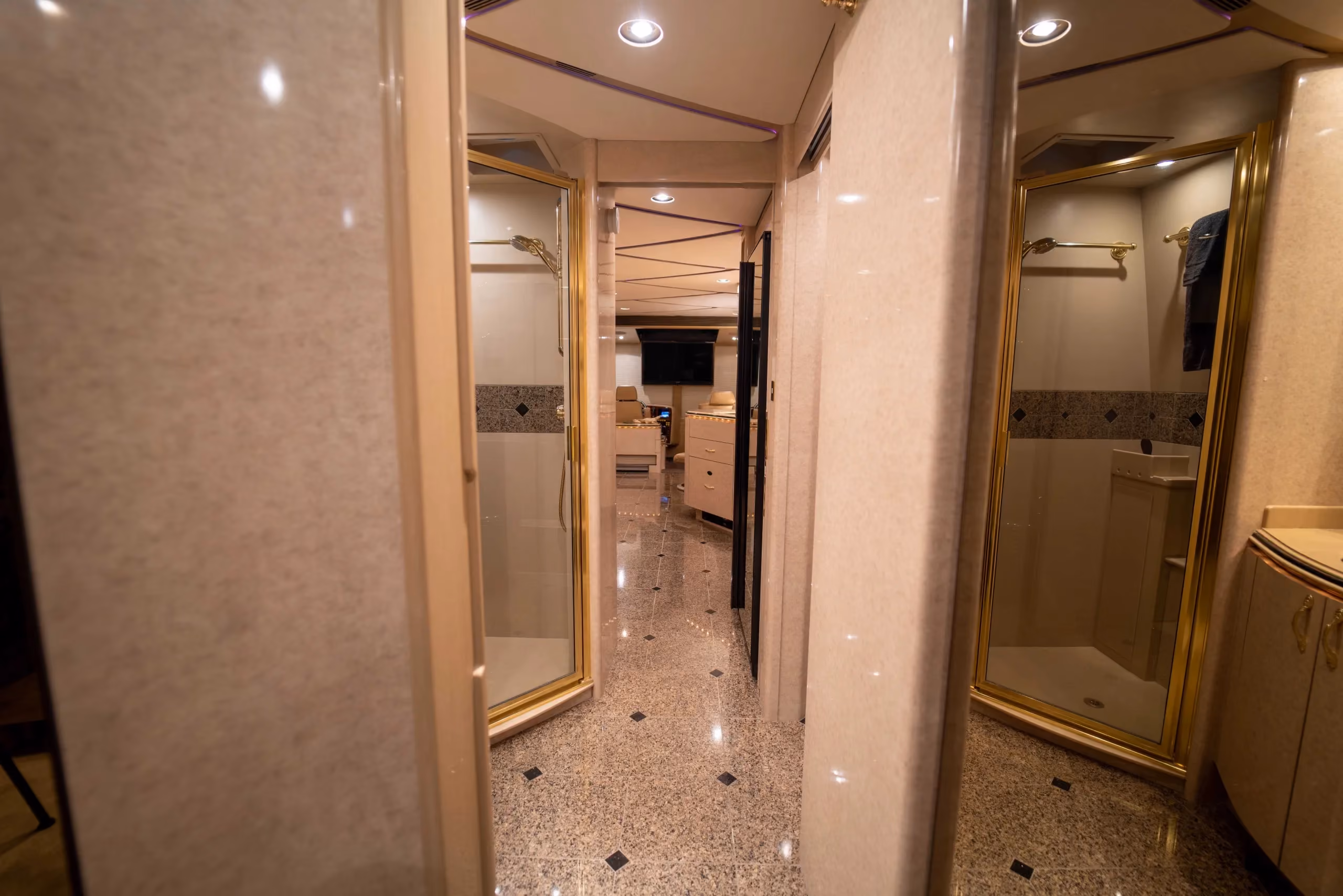Countertop and finish in Marathon Coach 0826