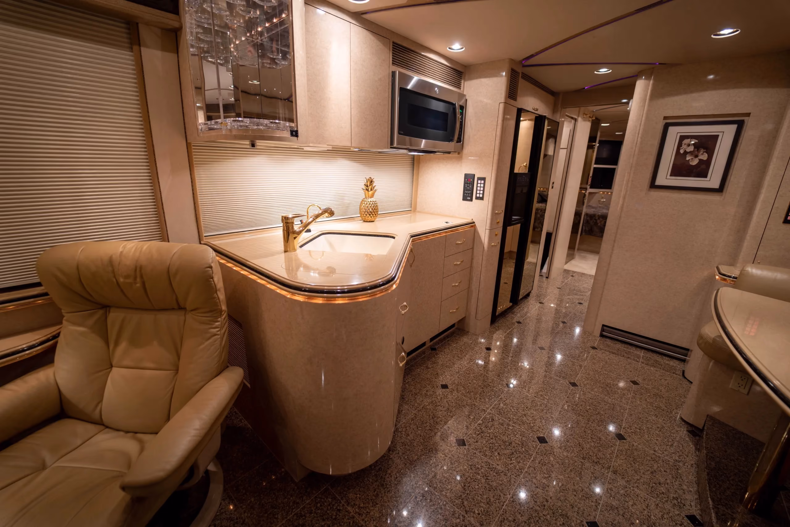 Storage and wardrobe in Marathon Coach 0826