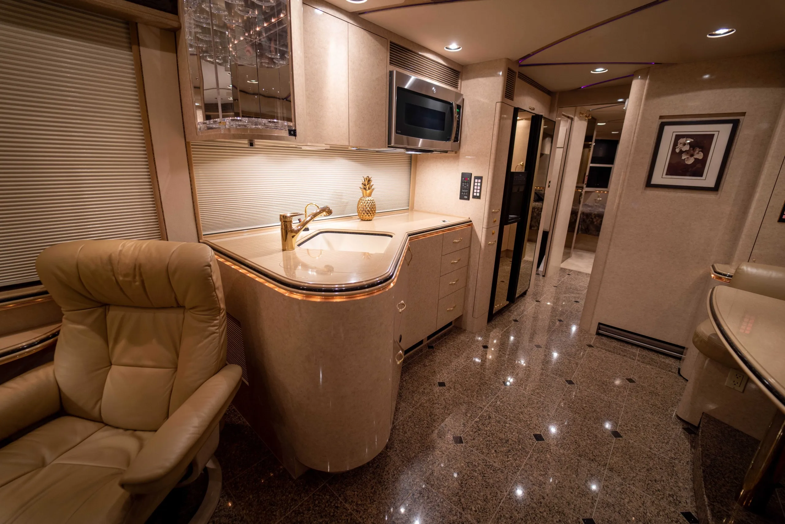 Storage and wardrobe in Marathon Coach 0826