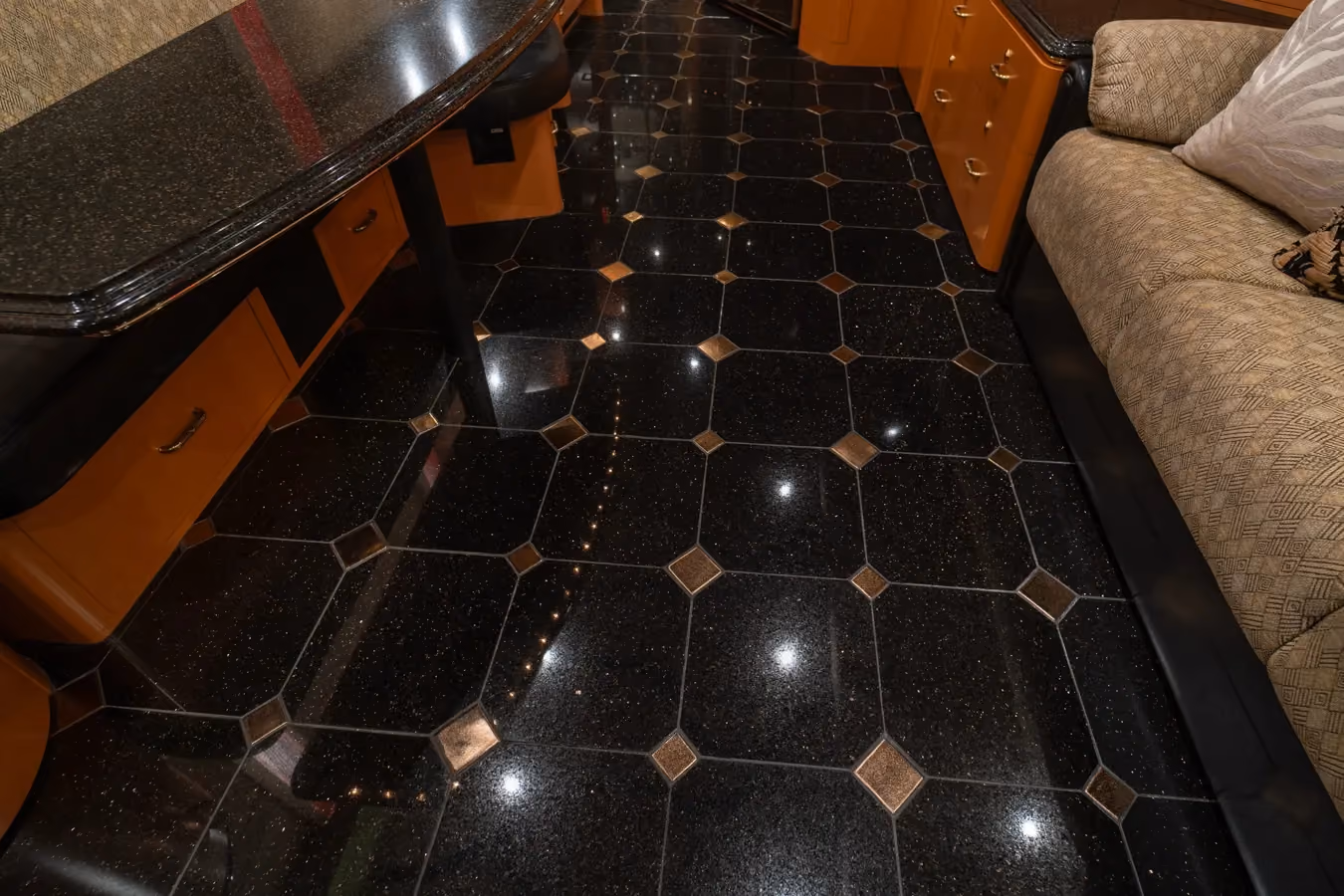 Interior salon floor of Marathon Coach 0959