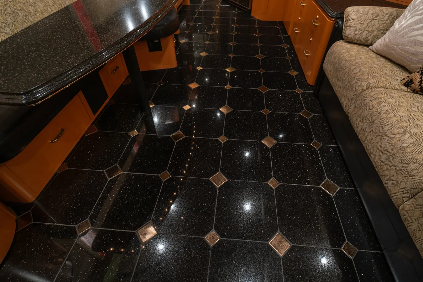 Interior salon floor of Marathon Coach 0959