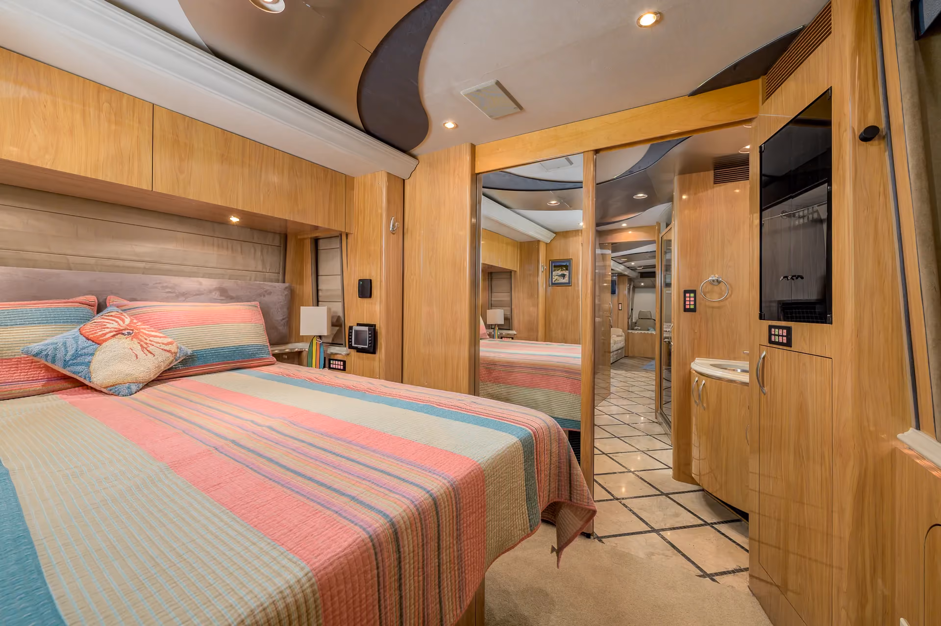 Bedroom detail of Marathon Coach 0979
