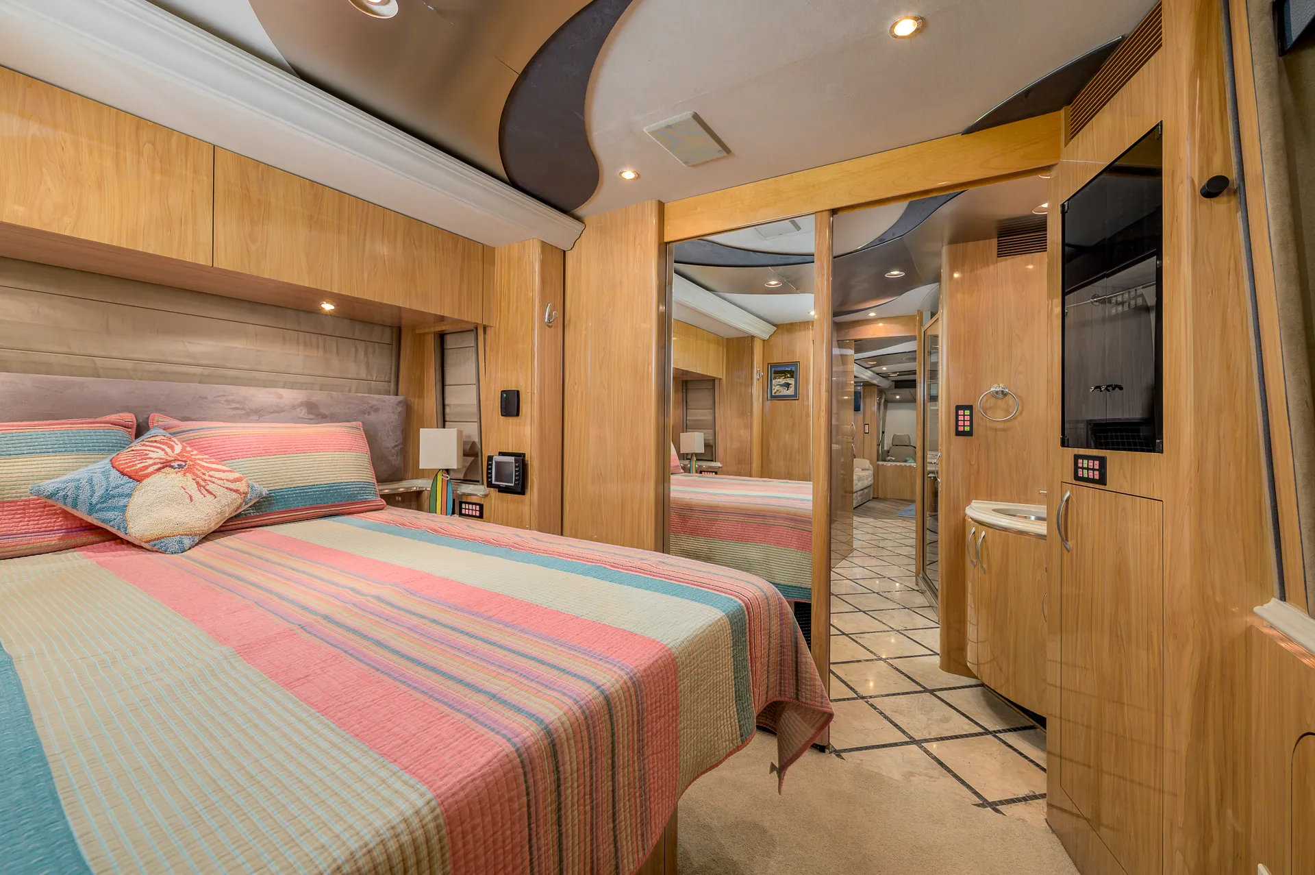 Bedroom detail of Marathon Coach 0979