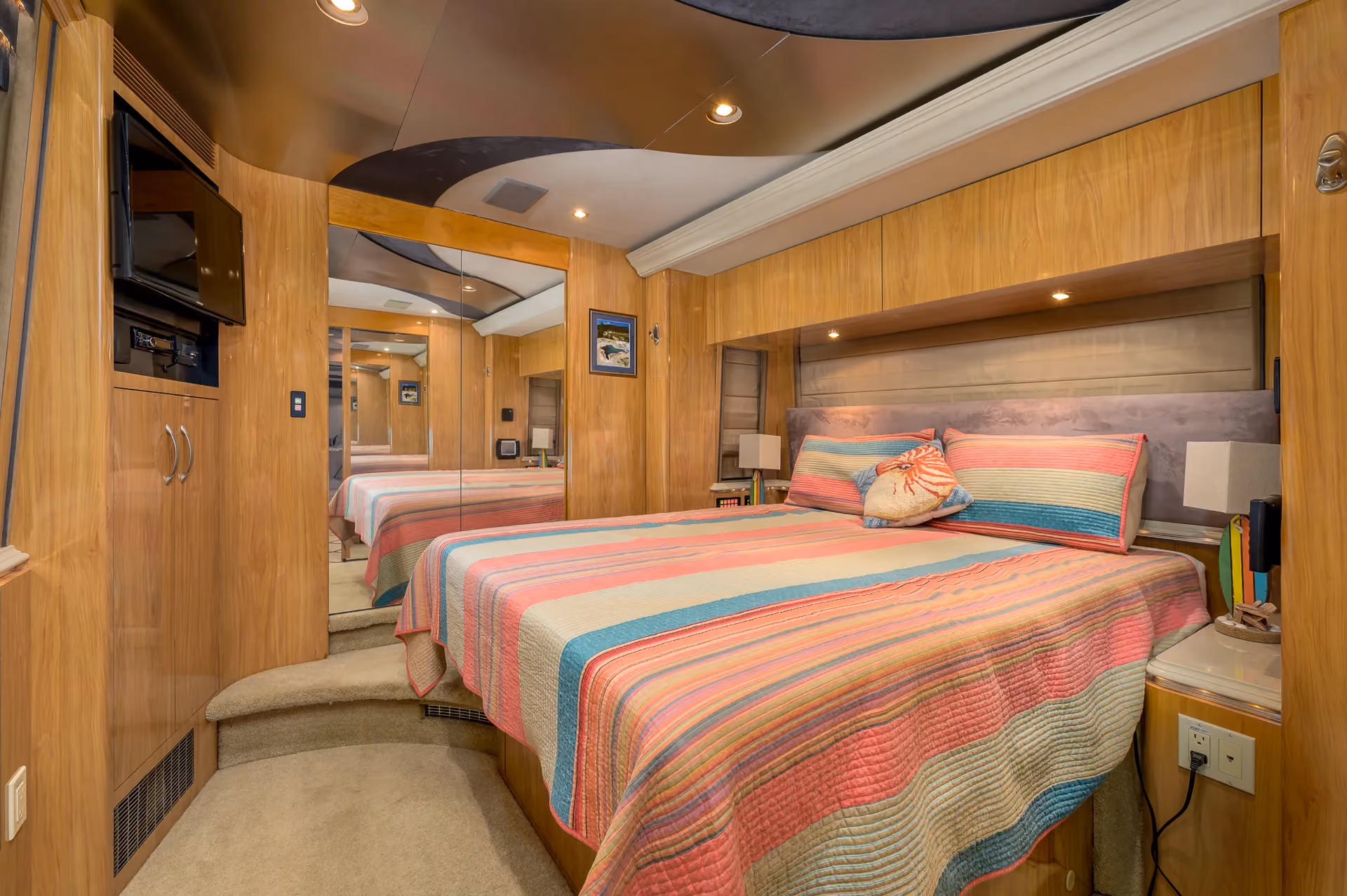 Rear bedroom of Marathon Coach 0979