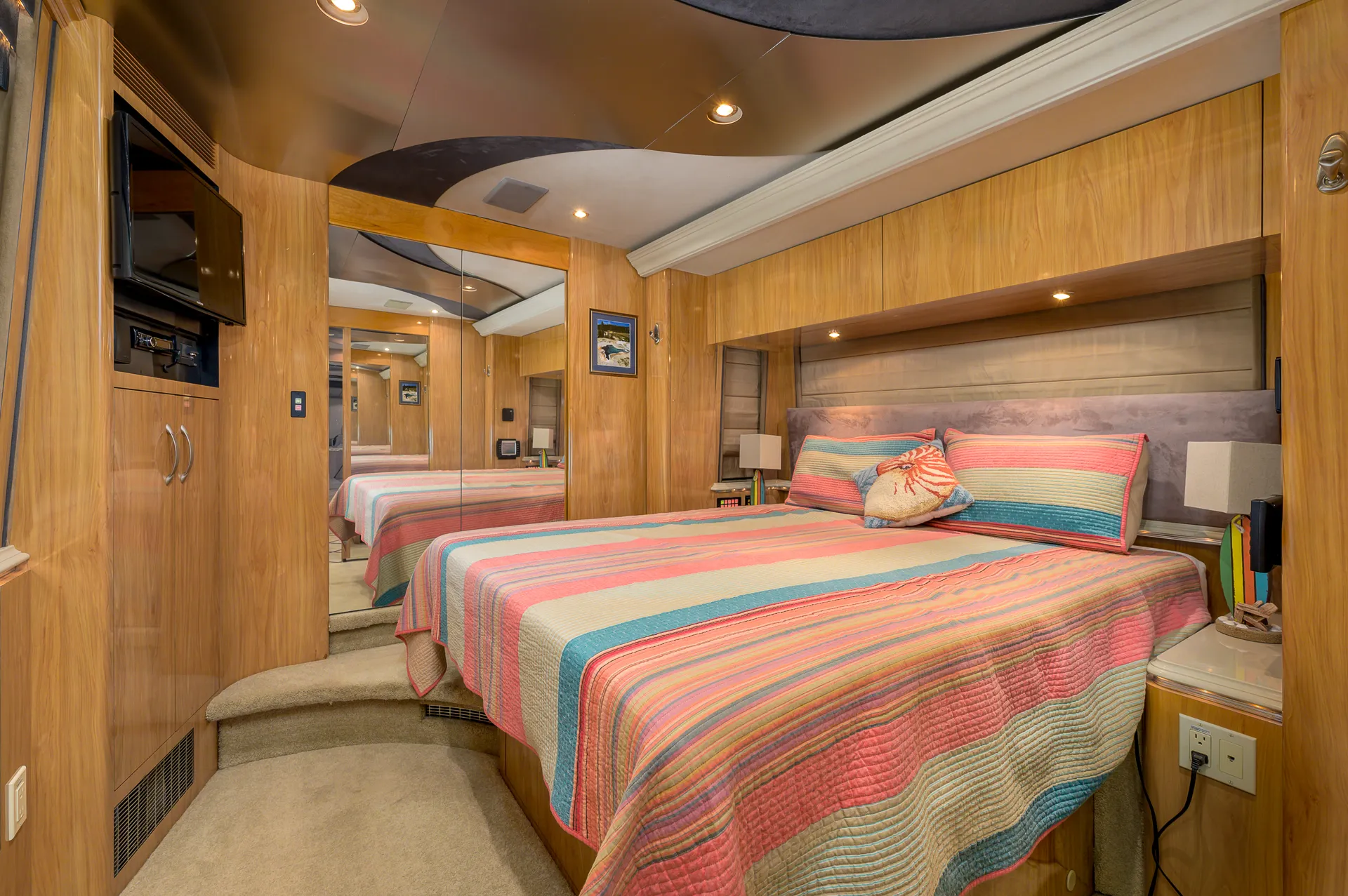 Rear bedroom of Marathon Coach 0979