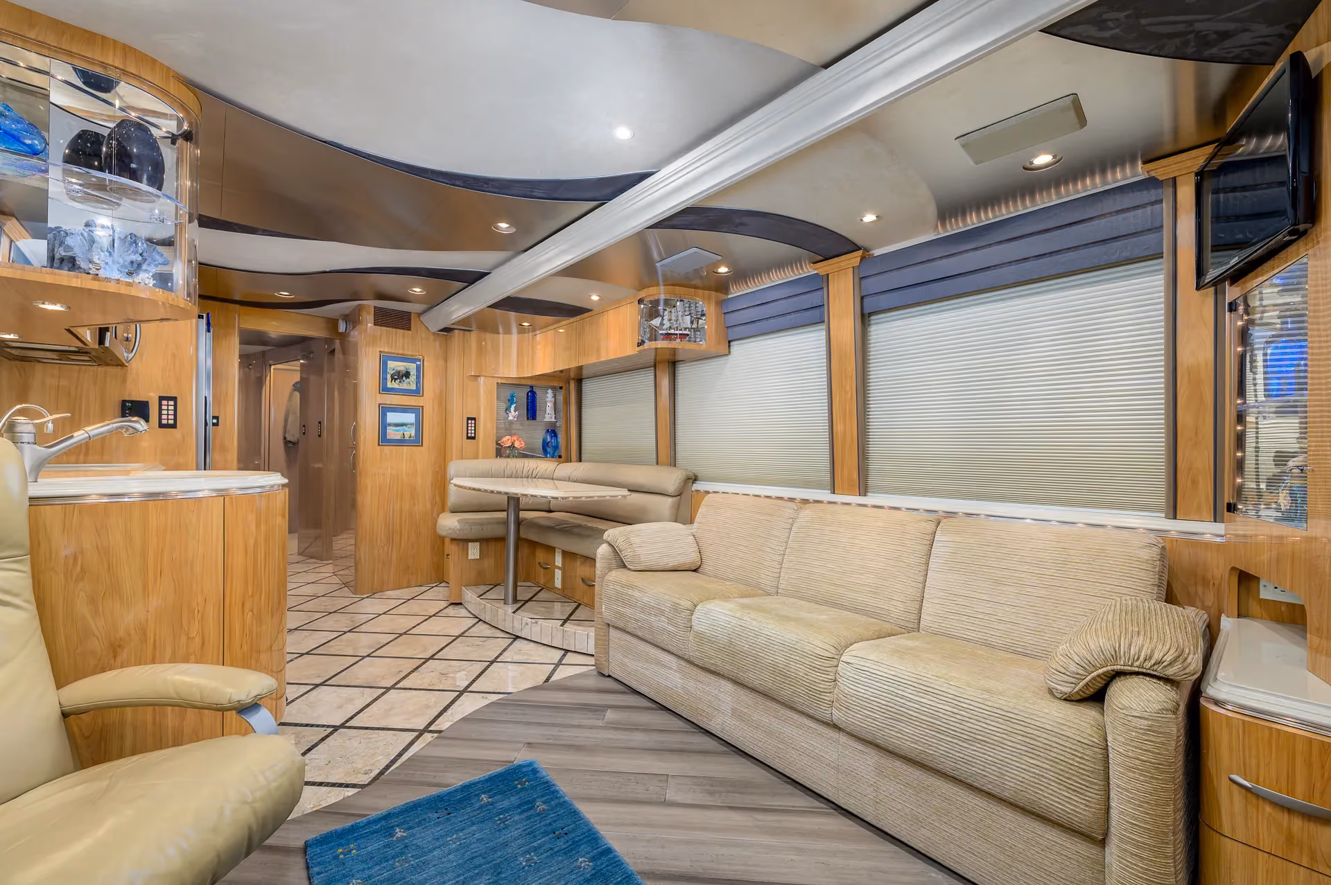 Living area of Marathon Coach 0979