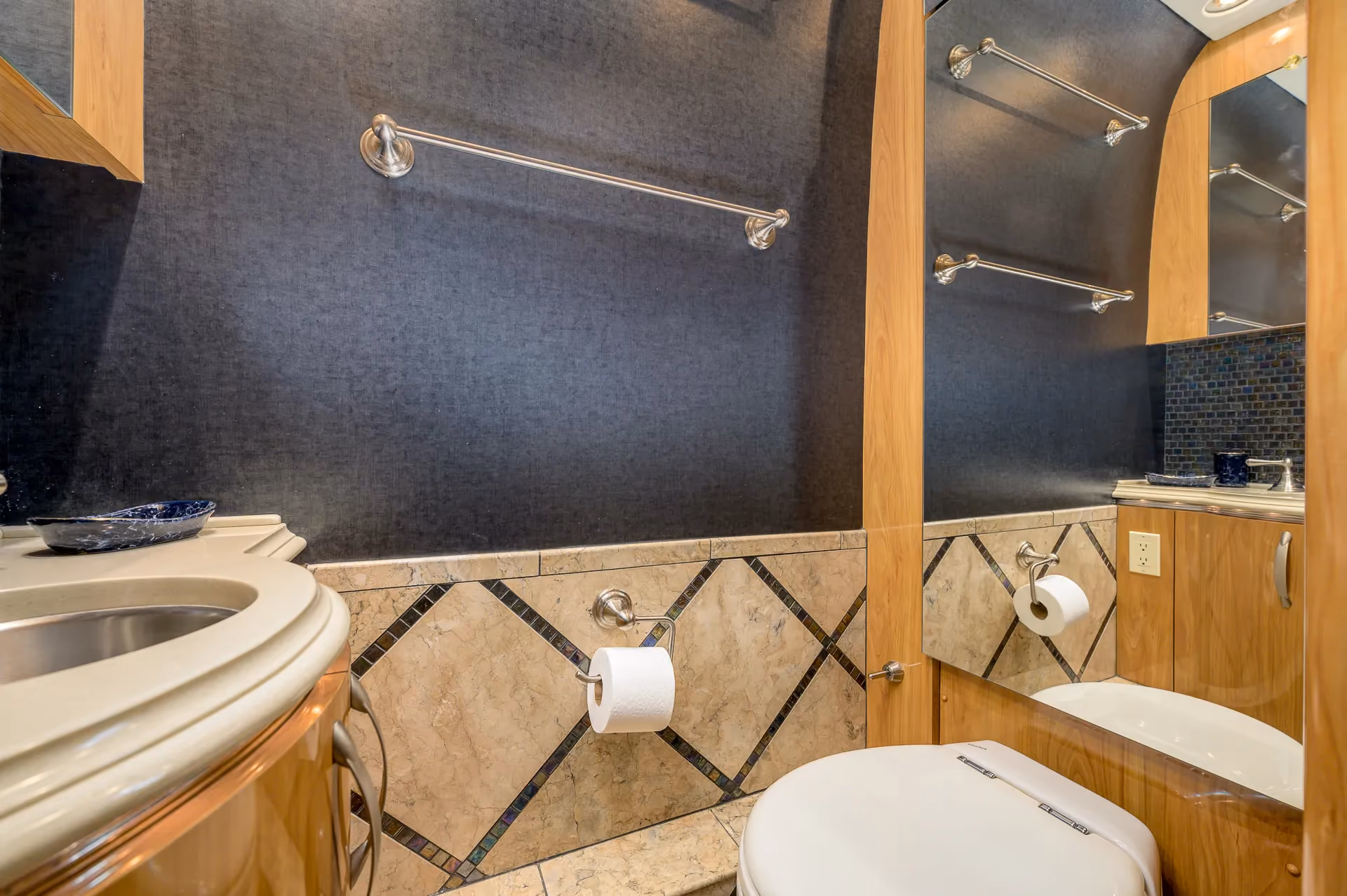 Bathroom area of Marathon Coach 0979
