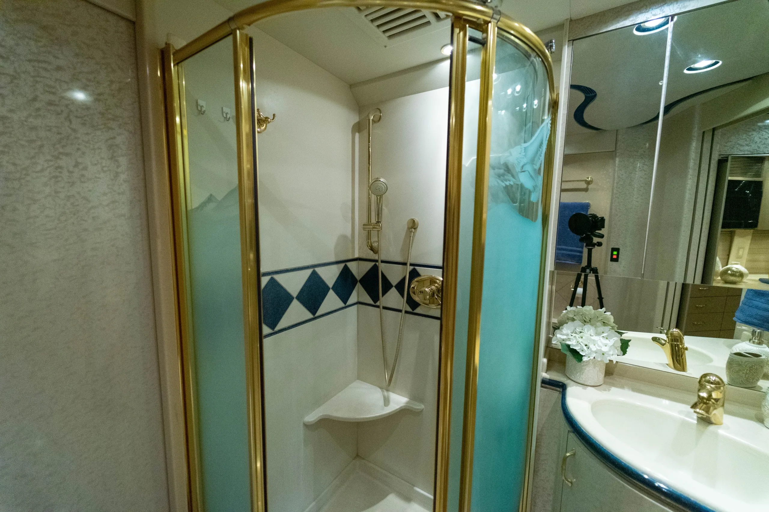 Shower area of Marathon Coach 1006