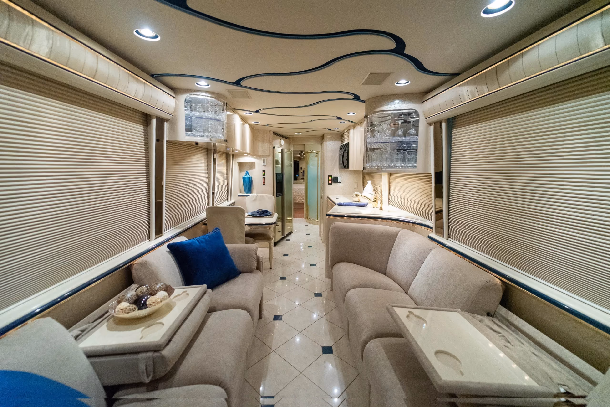 Salon of 2006 Marathon Coach 1006