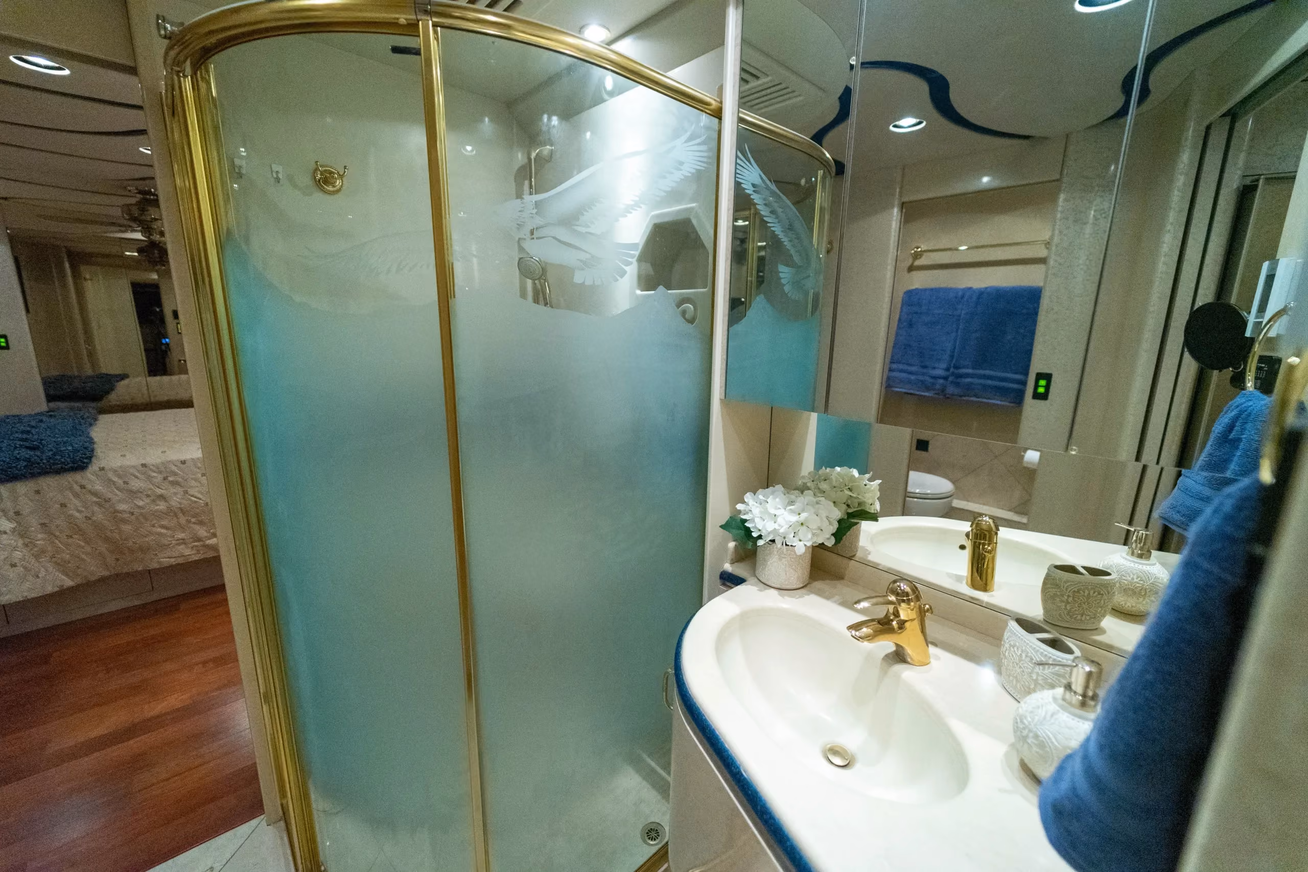 Bathroom area of Marathon Coach 1006