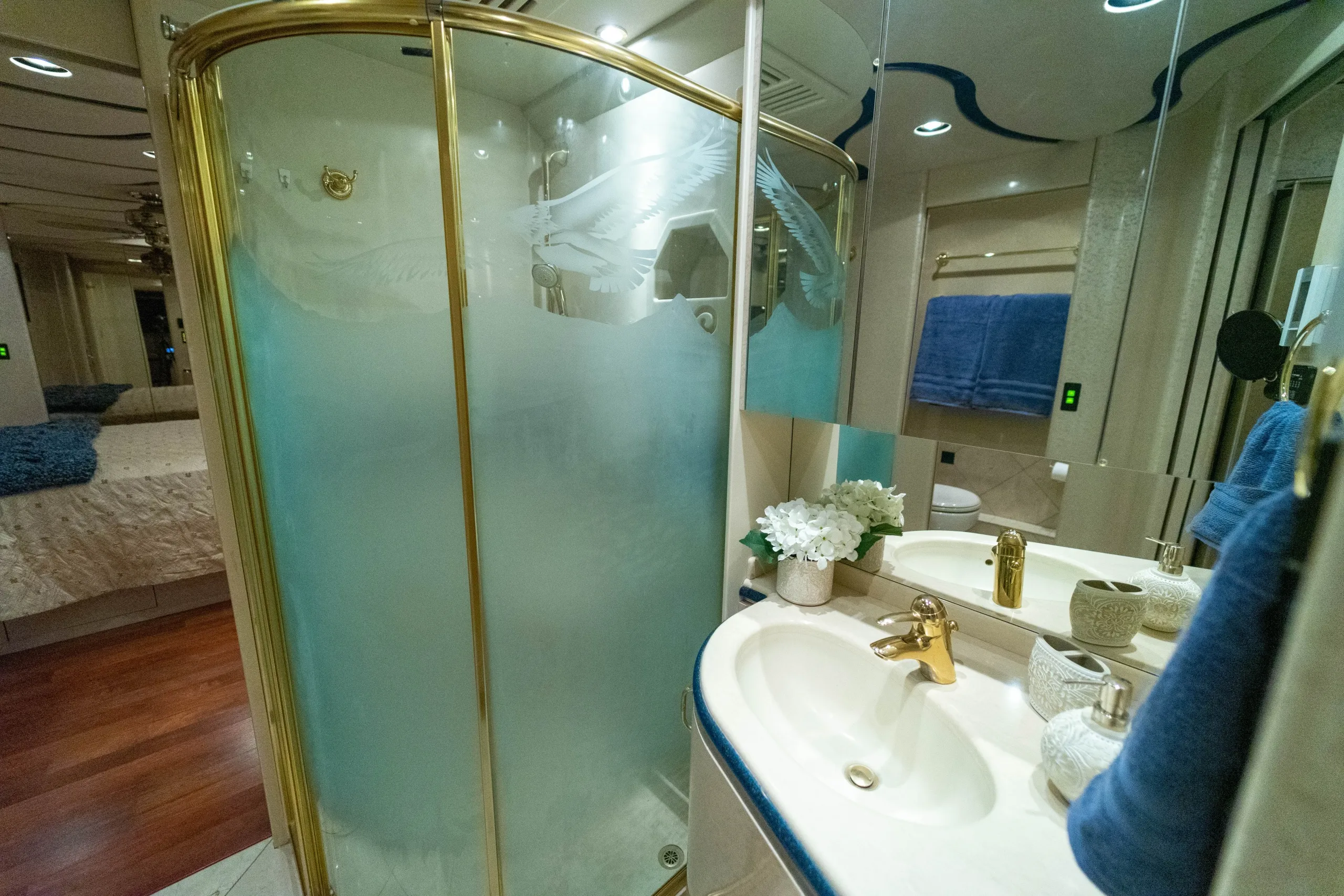 Bathroom area of Marathon Coach 1006