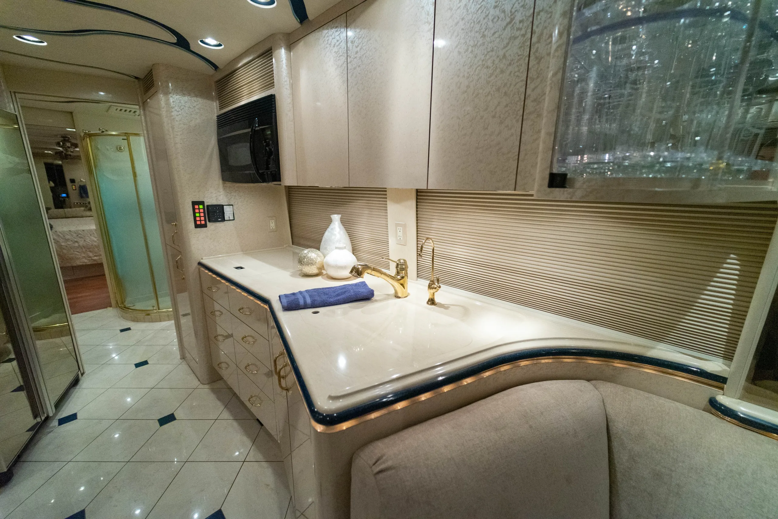 Salon cabinetry and finishes in Marathon Coach 1006