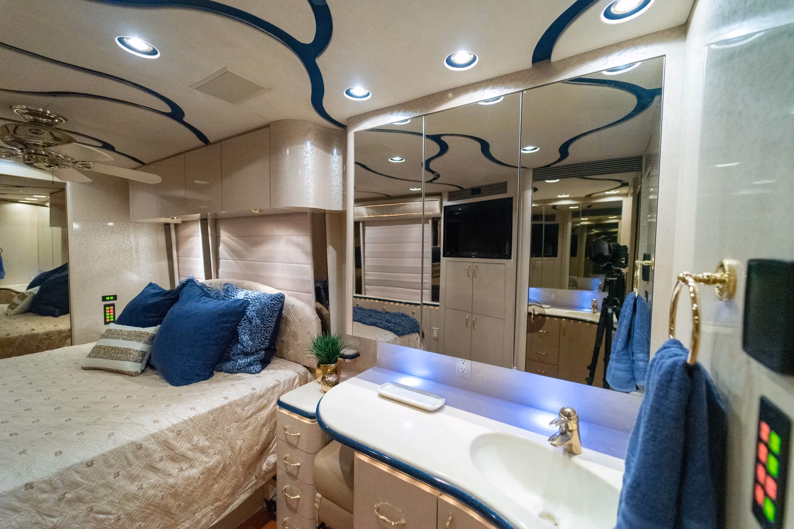 Bedroom of Marathon Coach 1006