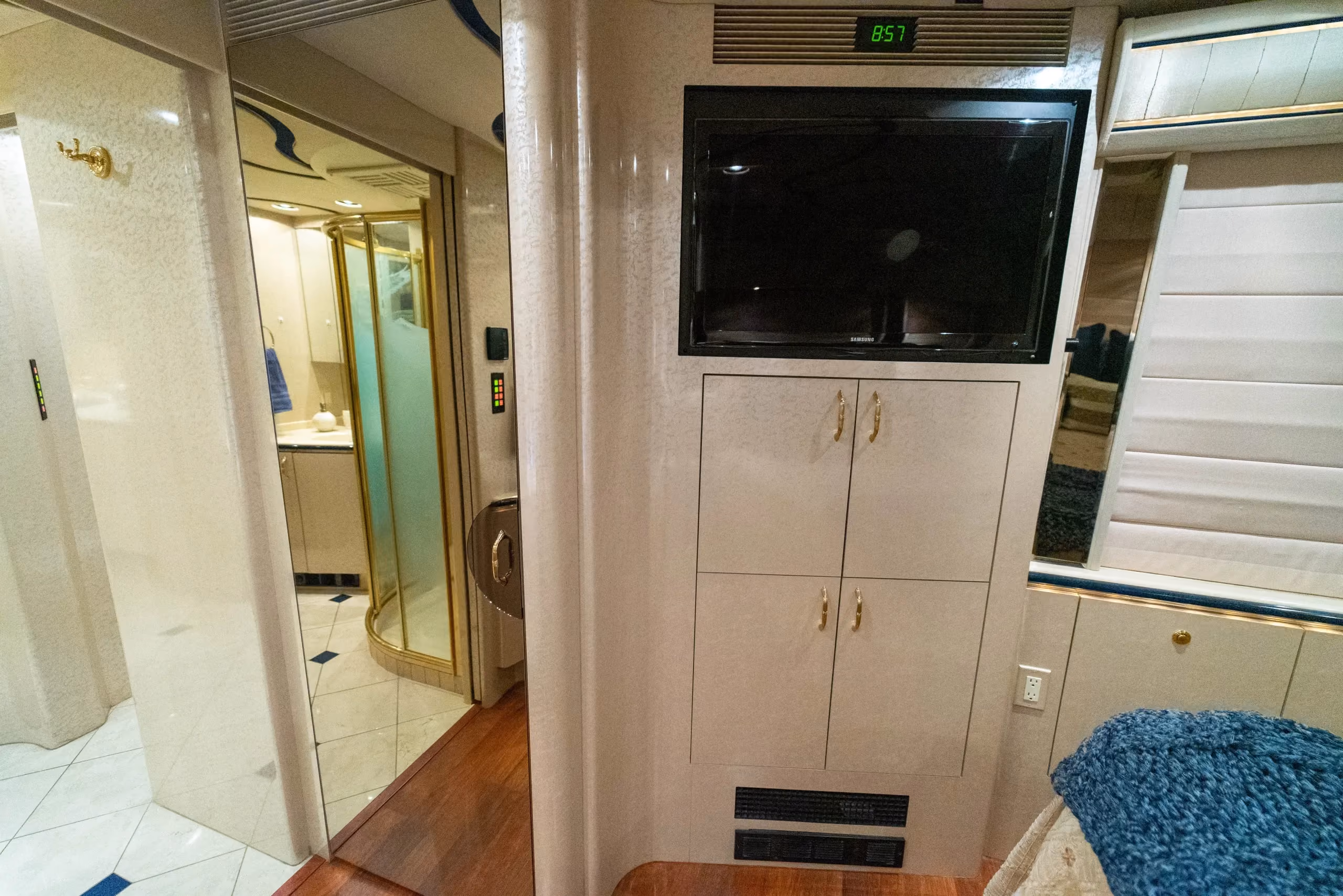 Salon detail close-up in Marathon Coach 1006