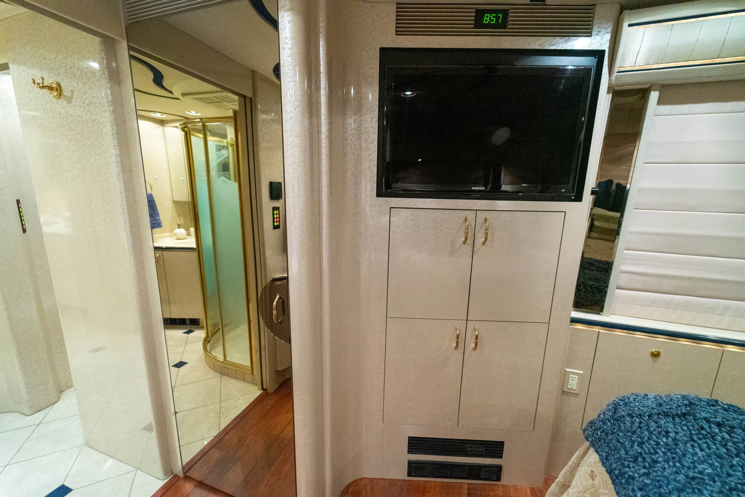 Salon detail close-up in Marathon Coach 1006