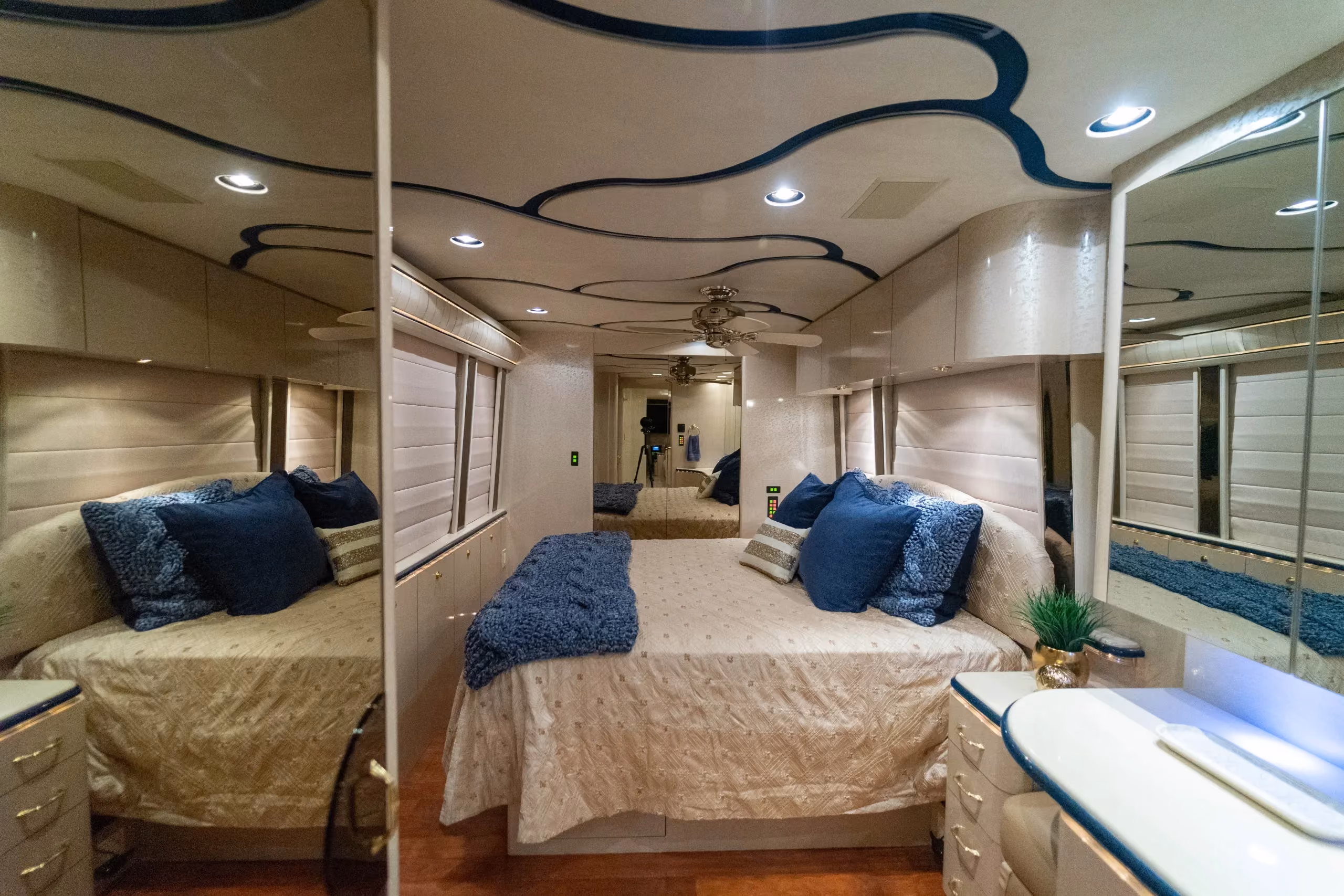 Rear bedroom suite of Marathon Coach 1006