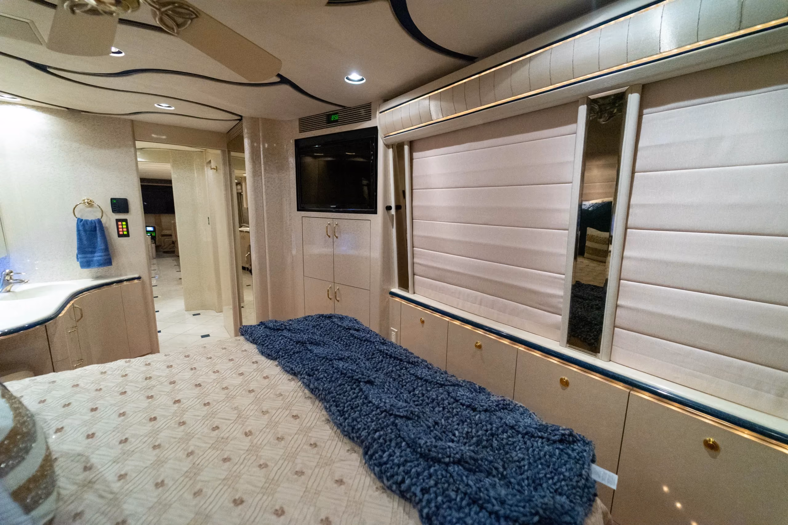 Interior transition area of Marathon Coach 1006