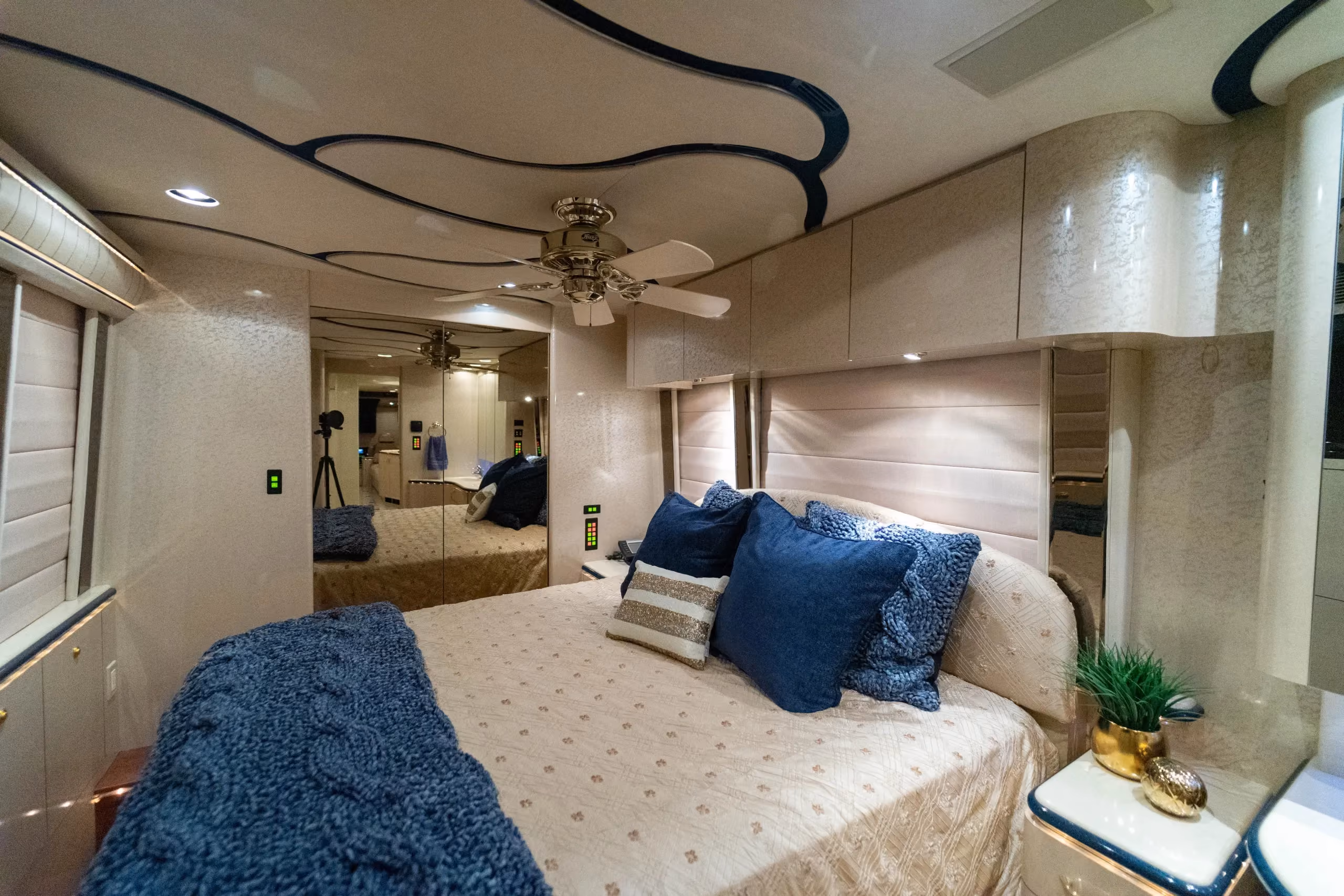 Bedroom detail of Marathon Coach 1006
