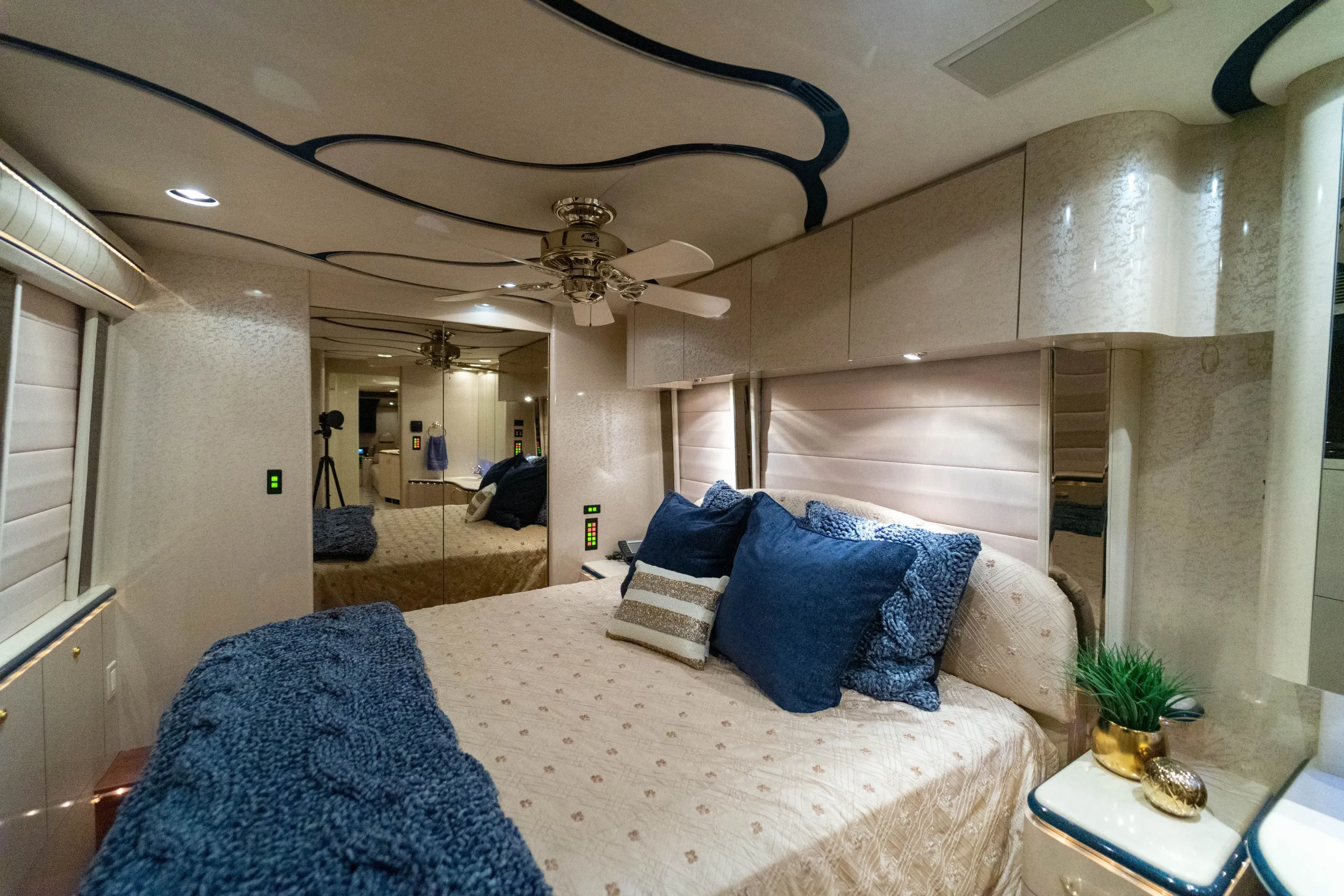 Bedroom detail of Marathon Coach 1006