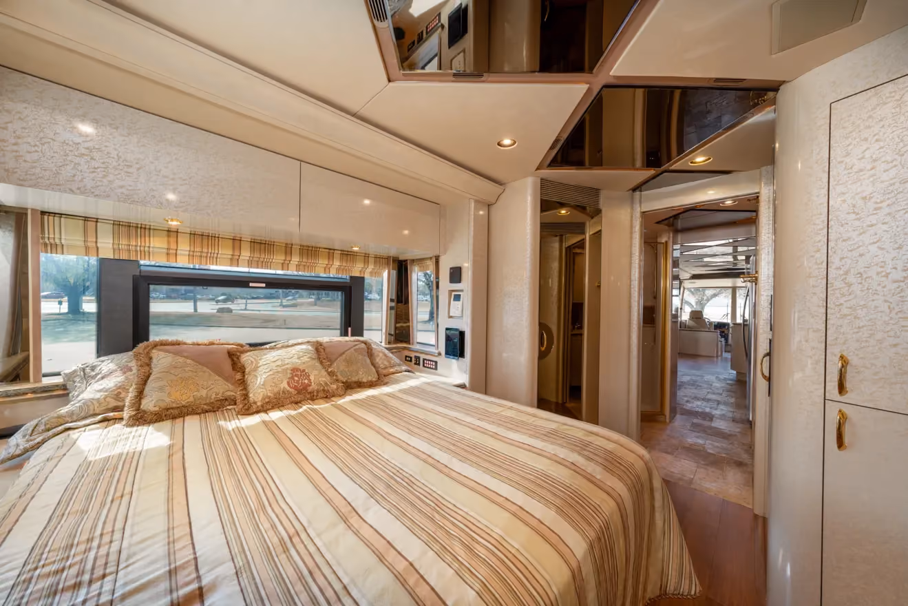 Bedroom detail of Marathon Coach 1011