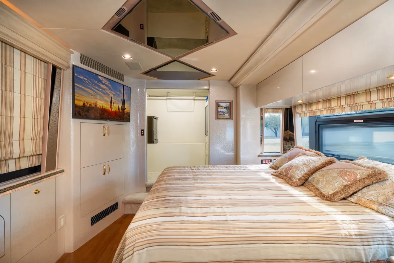 Bedroom of Marathon Coach 1011