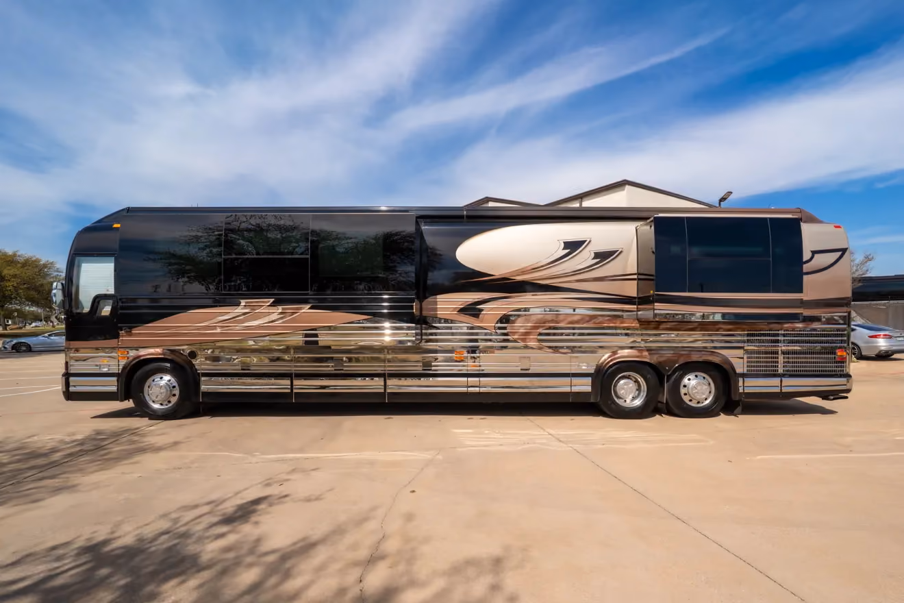 Exterior view of Marathon Coach 1011