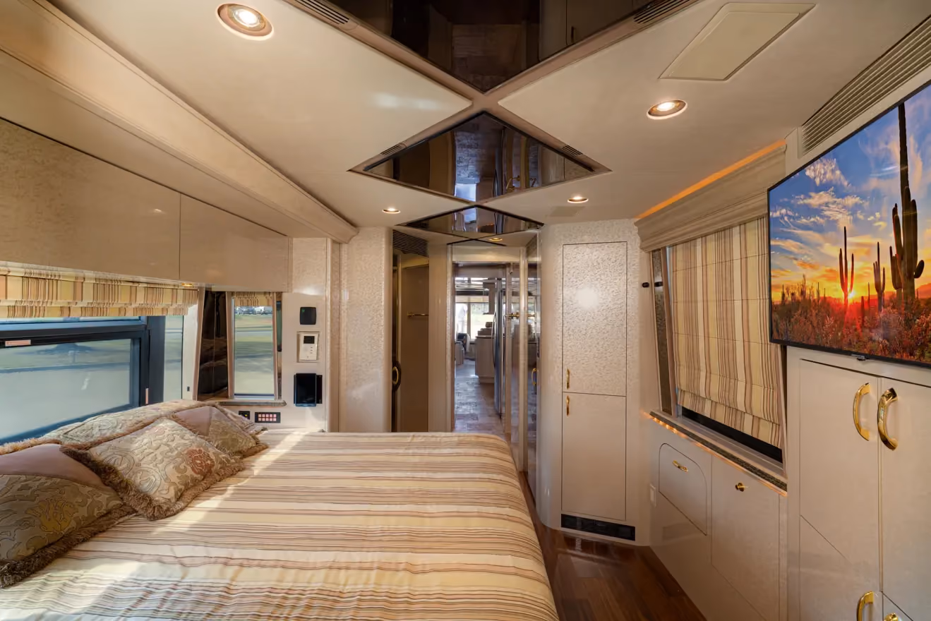 Storage and wardrobe in Marathon Coach 1011