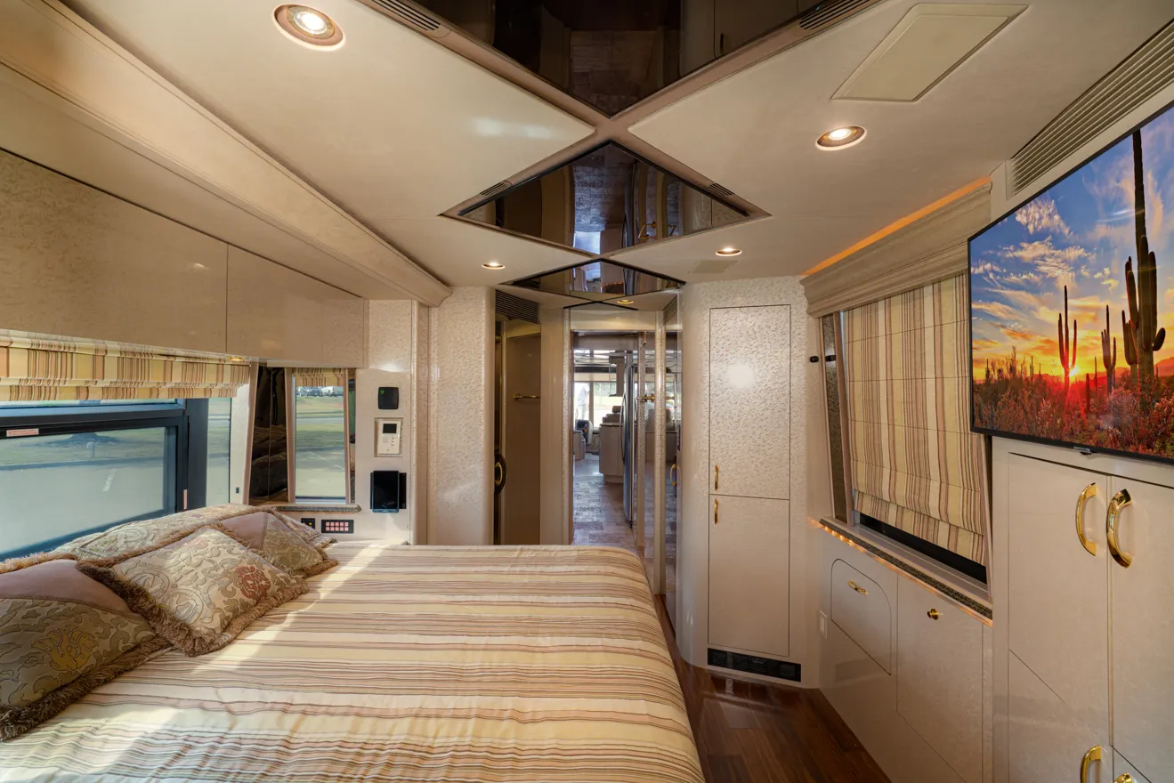 Storage and wardrobe in Marathon Coach 1011