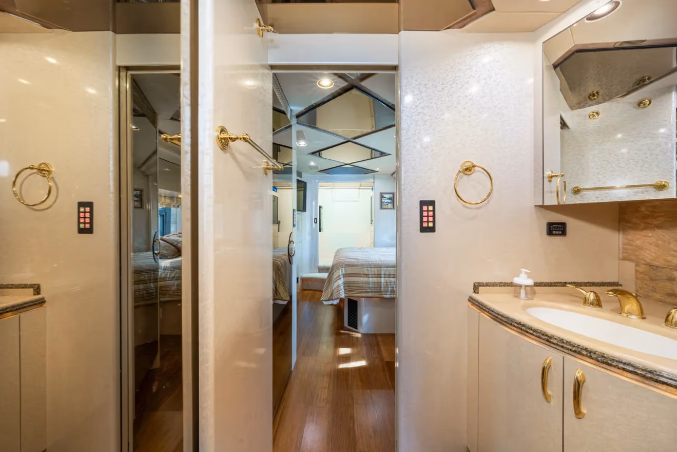 Rear bedroom suite of Marathon Coach 1011