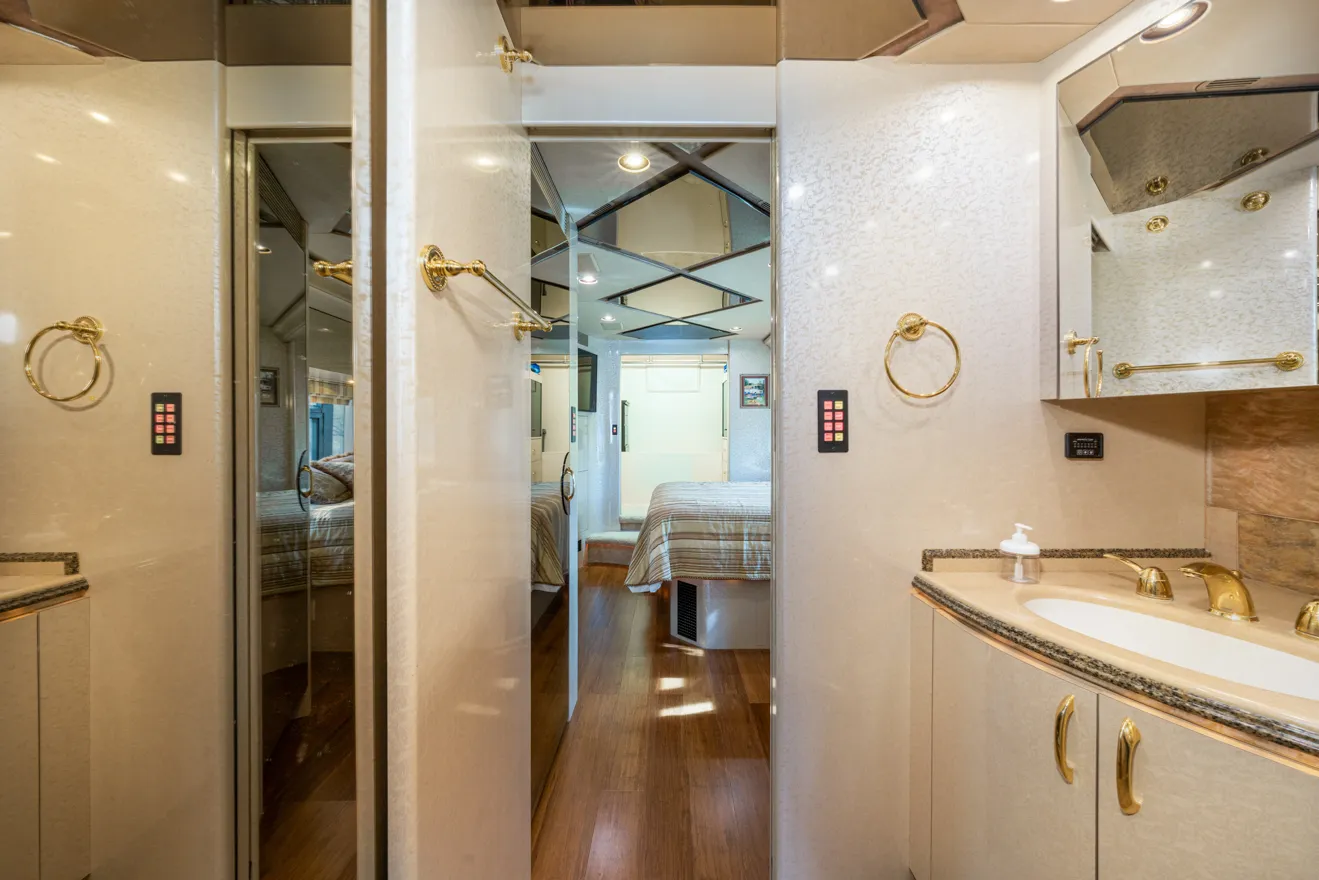 Rear bedroom suite of Marathon Coach 1011