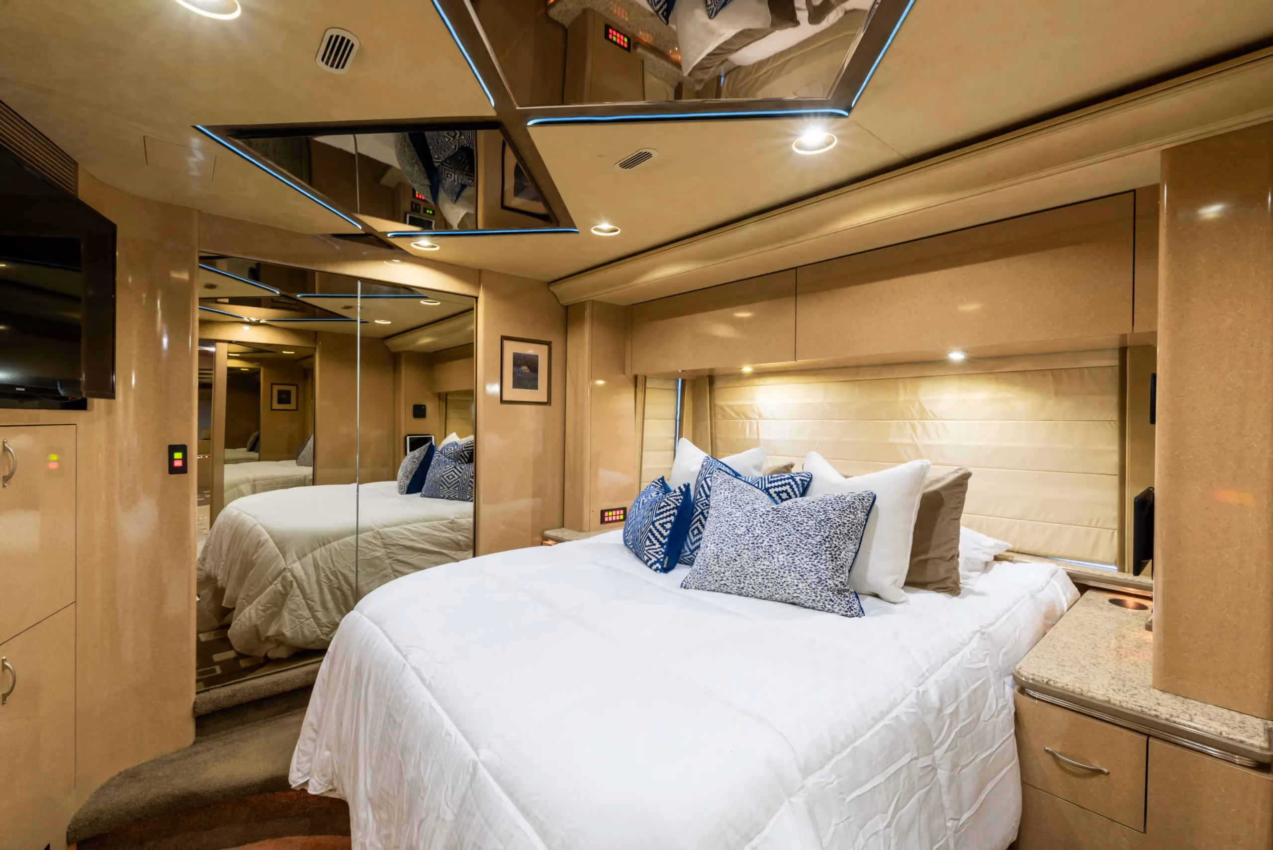 Interior bedroom suite of Marathon Coach 1032