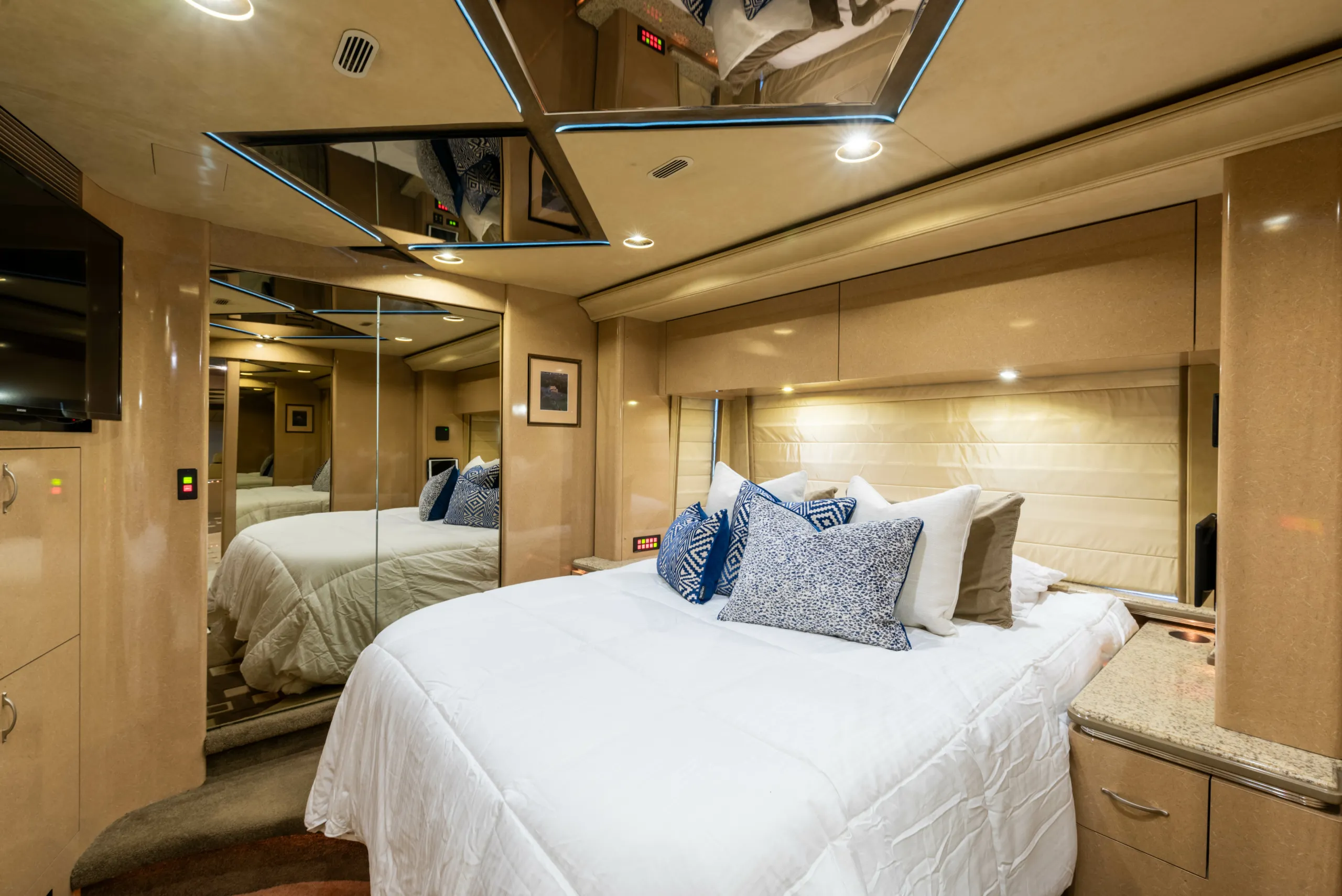 Interior bedroom suite of Marathon Coach 1032
