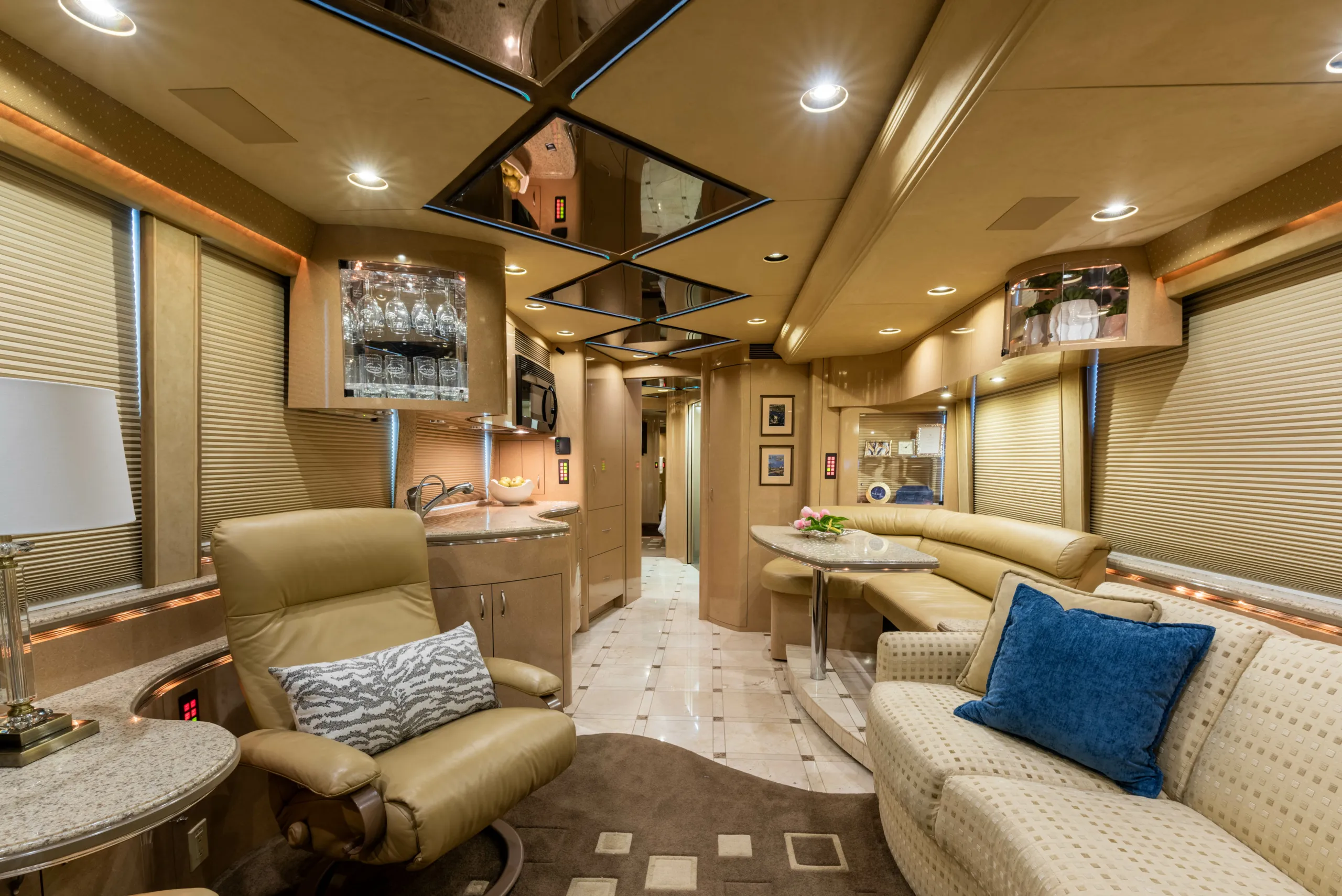 Interior salon of 2007 Marathon Coach 1032