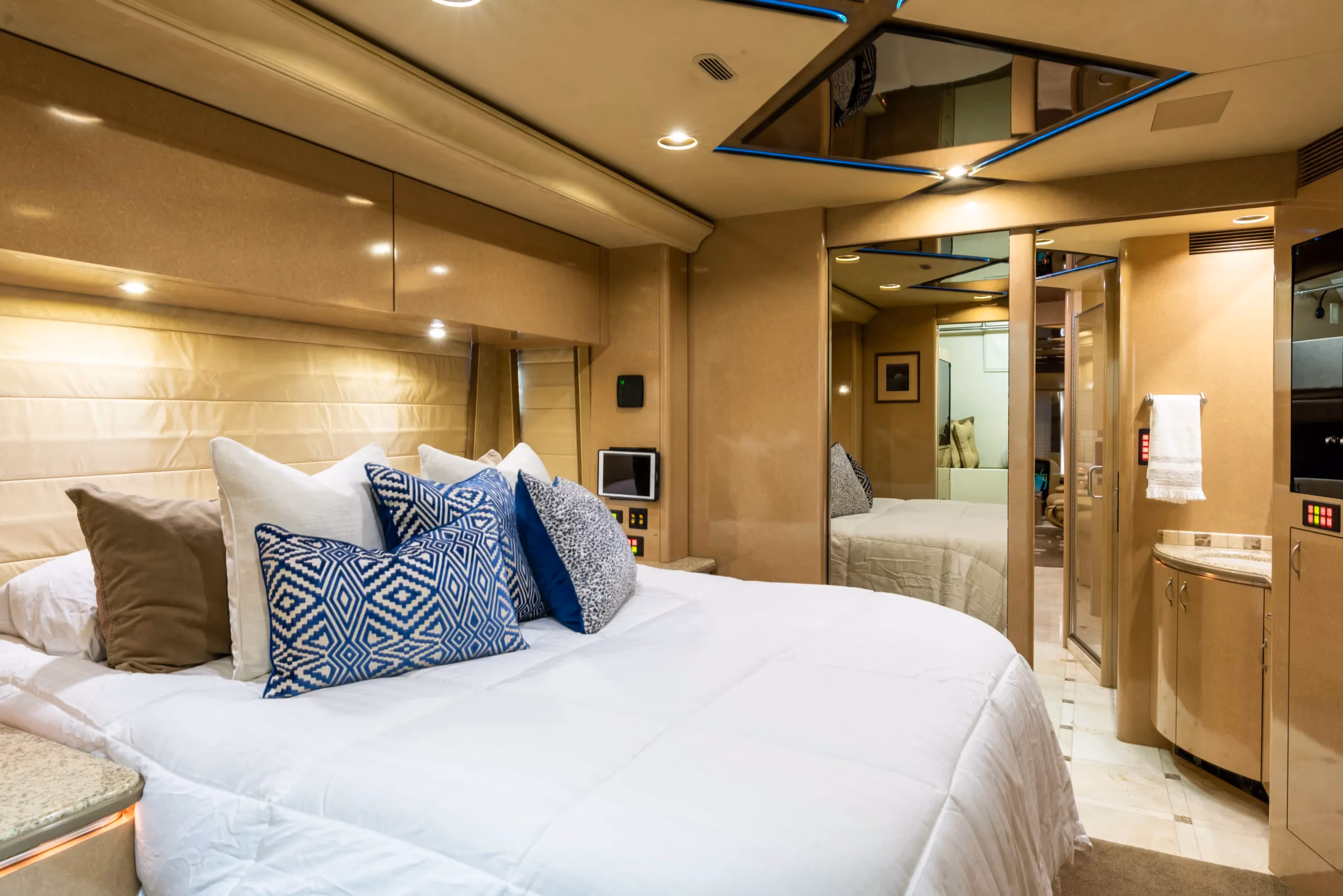 Interior bedroom detail of 2007 Marathon Coach 1032 on Prevost XLV-45