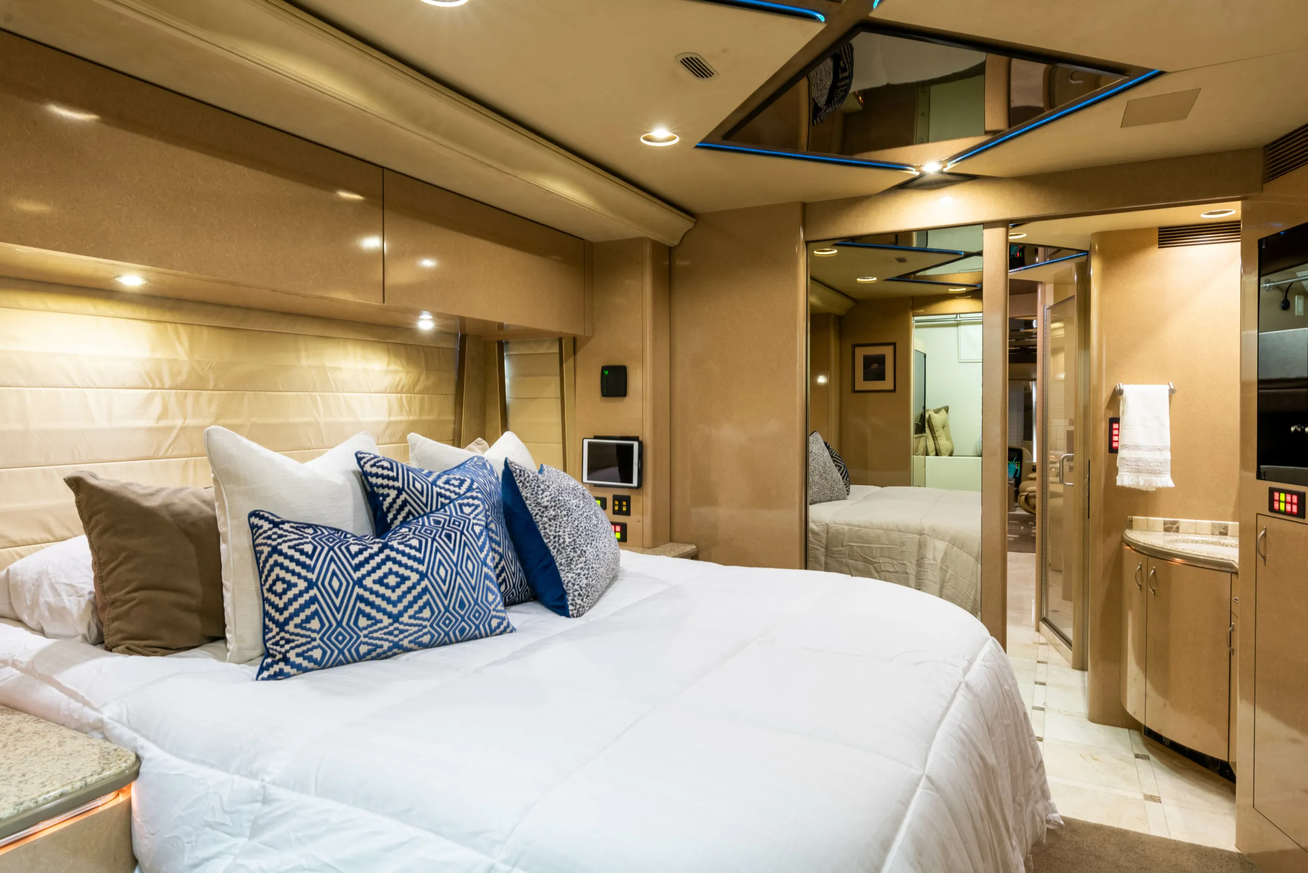 Interior bedroom detail of 2007 Marathon Coach 1032 on Prevost XLV-45
