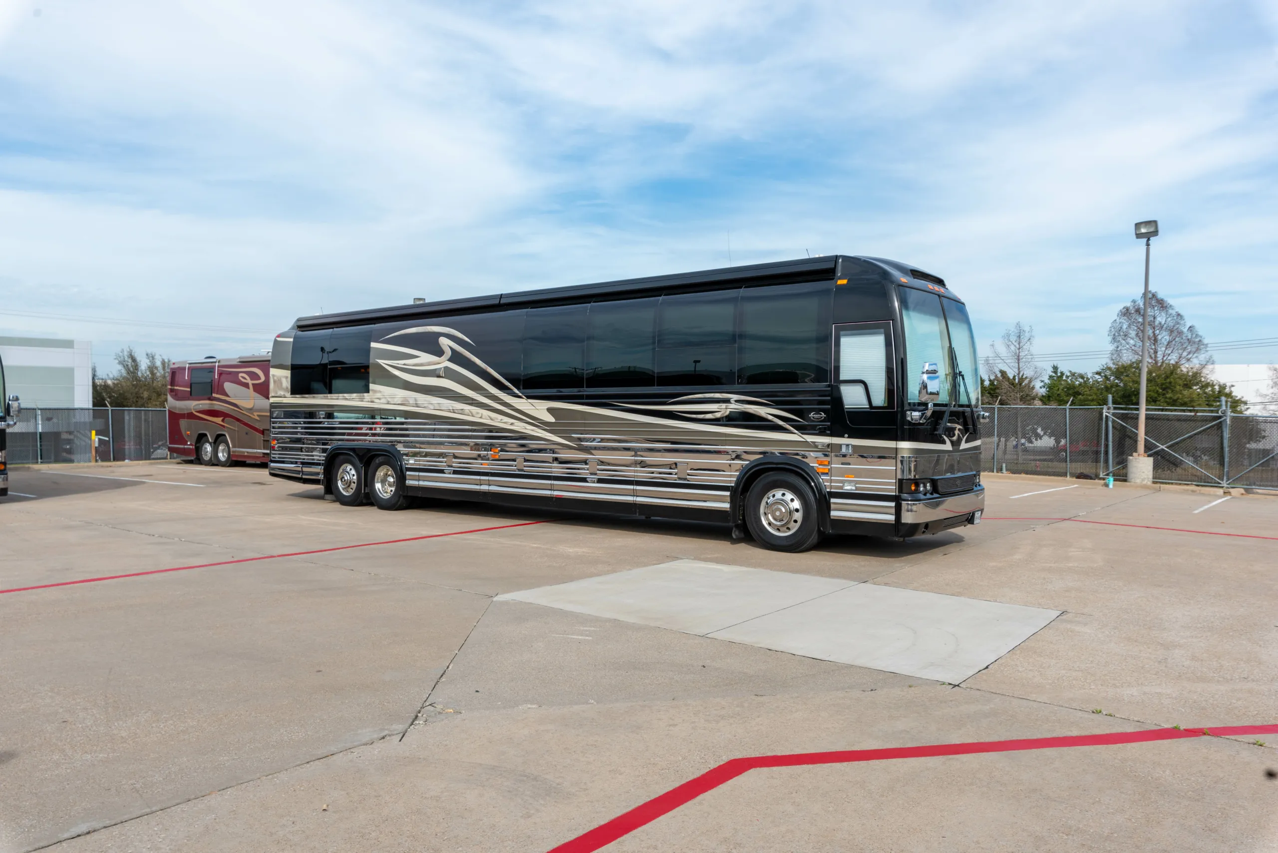 Exterior of 2007 Marathon Coach 1032 on Prevost XLV-45 chassis