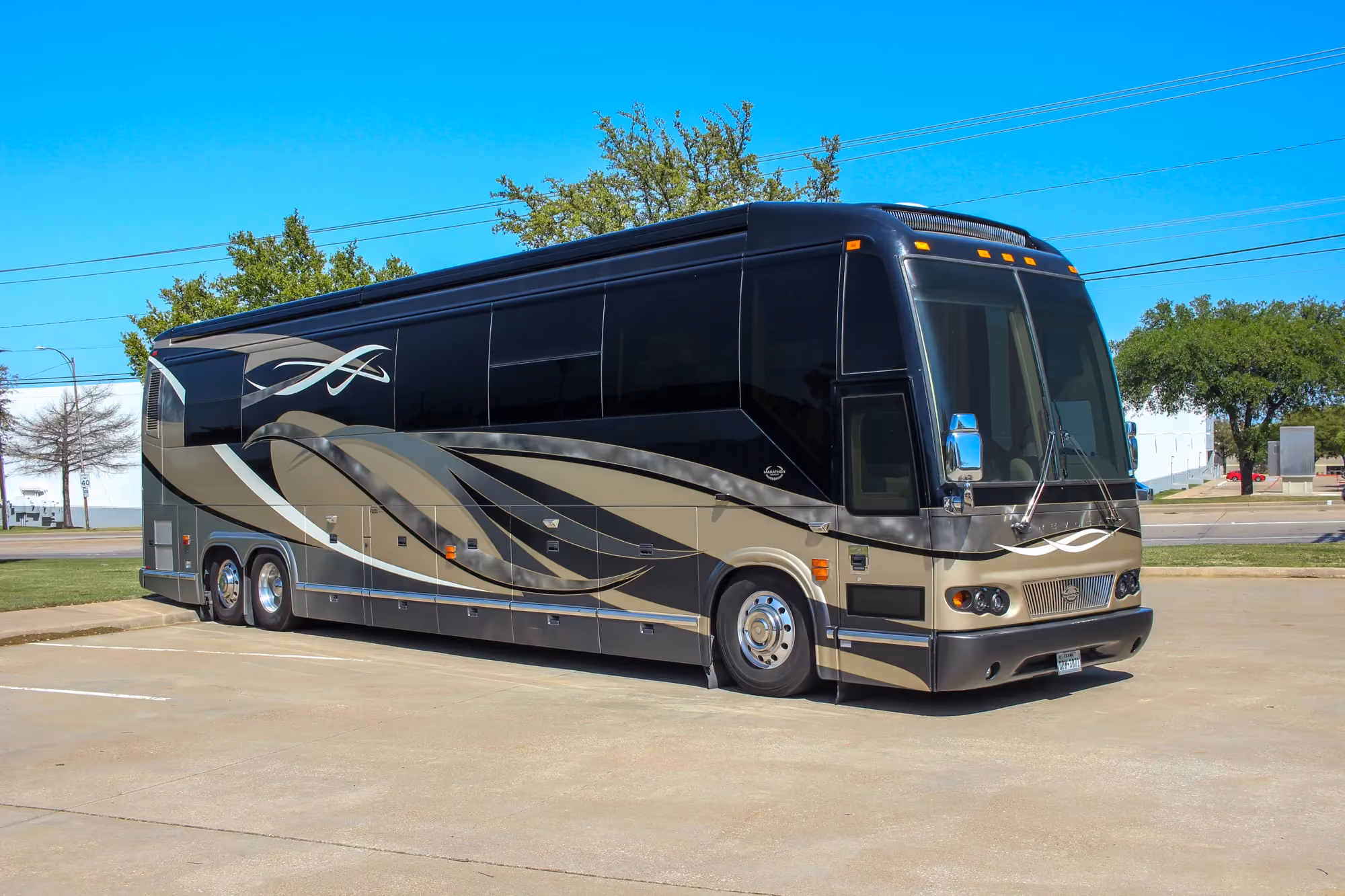 Exterior glamour shot of 2007 Marathon Coach 1084