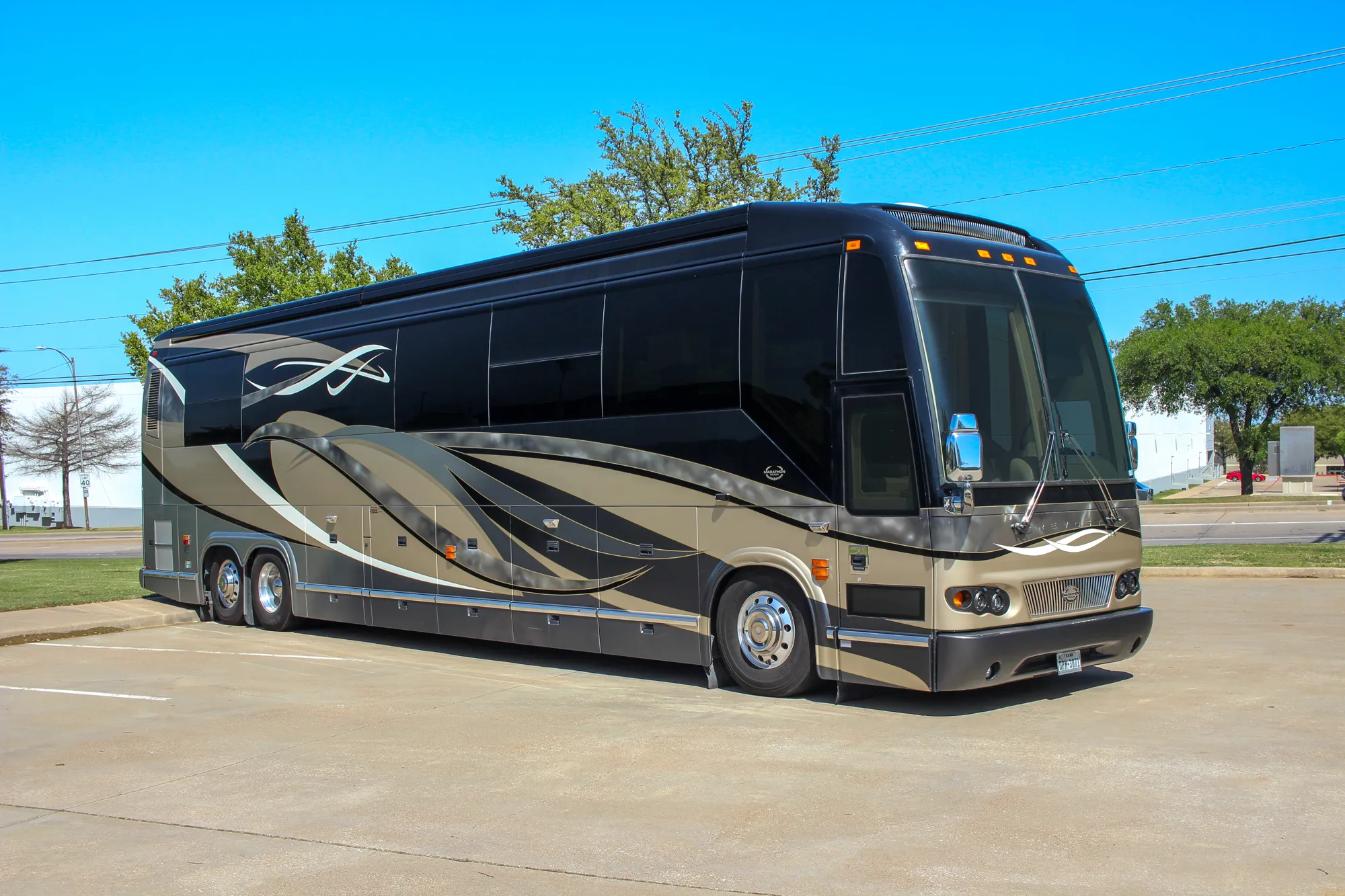 Exterior glamour shot of 2007 Marathon Coach 1084