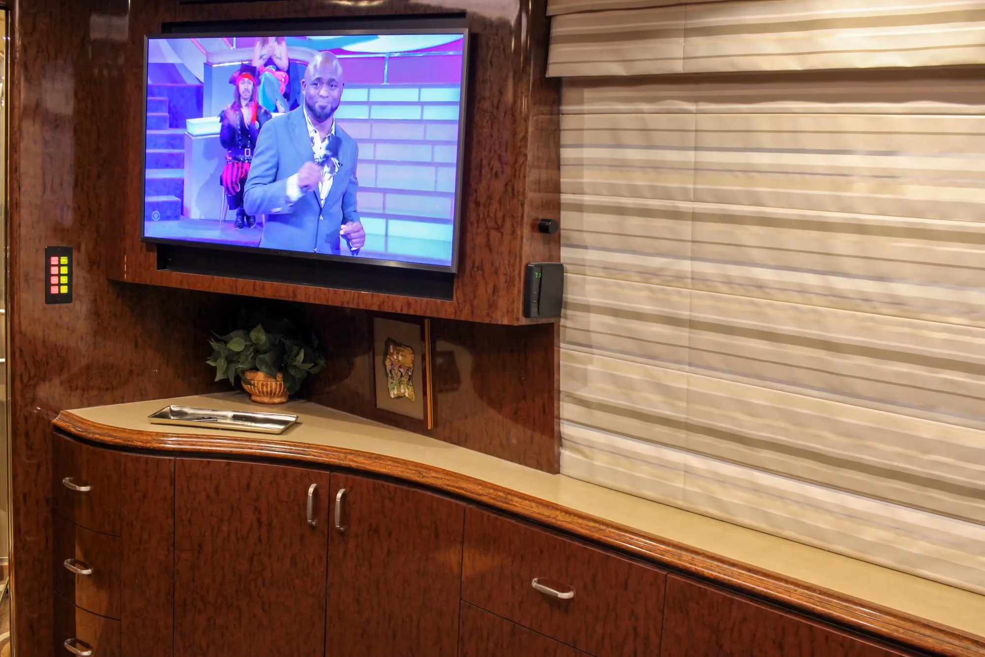 Interior bedroom of Marathon Coach 1084