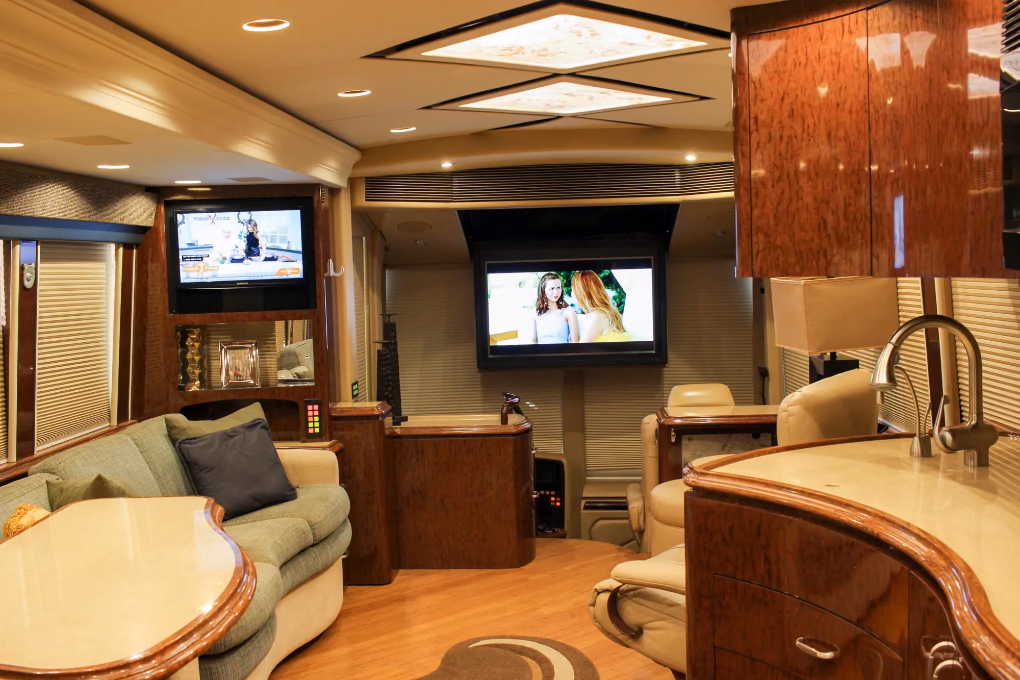 Interior transition area of Marathon Coach 1084