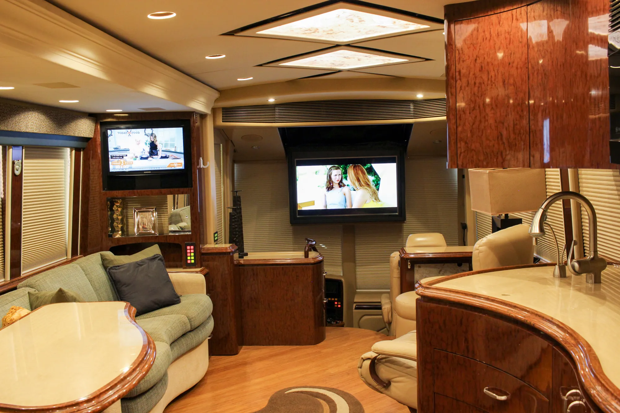 Interior transition area of Marathon Coach 1084