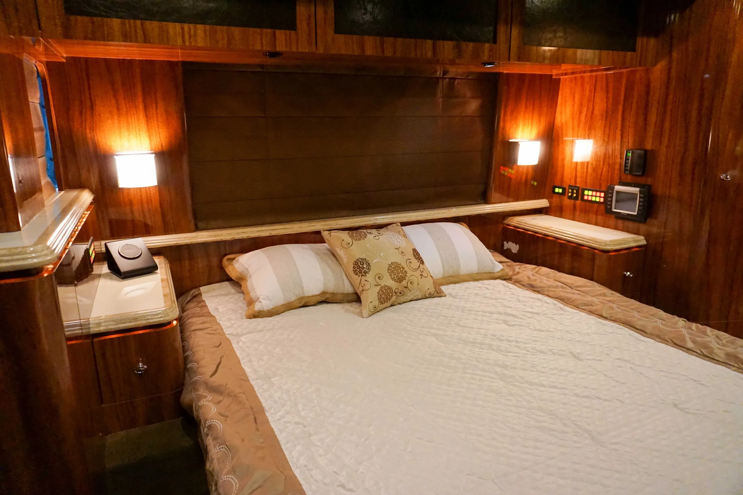 Interior mid-coach area of Marathon Coach 1135