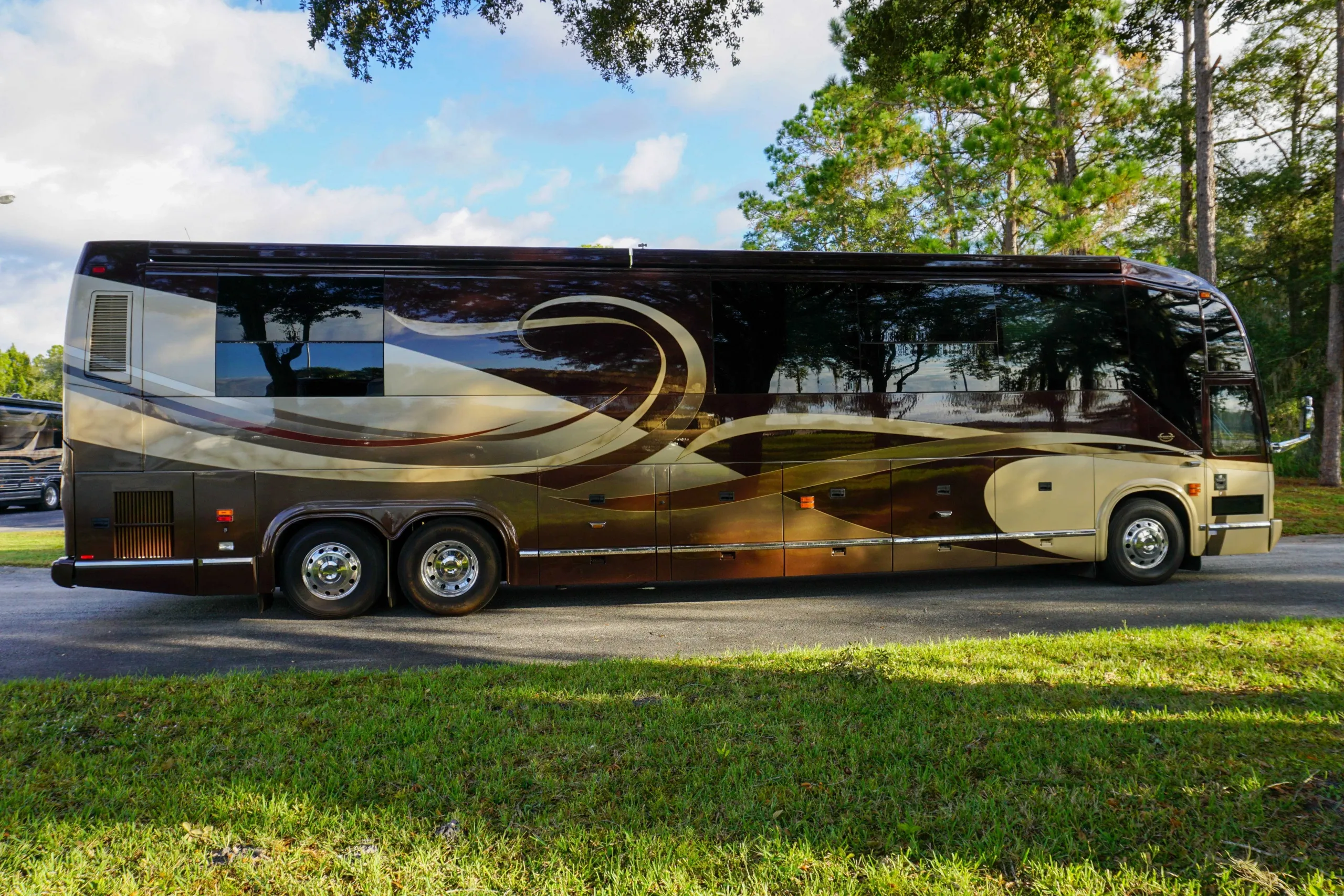 Exterior of 2008 Marathon Coach 1135 luxury motorcoach