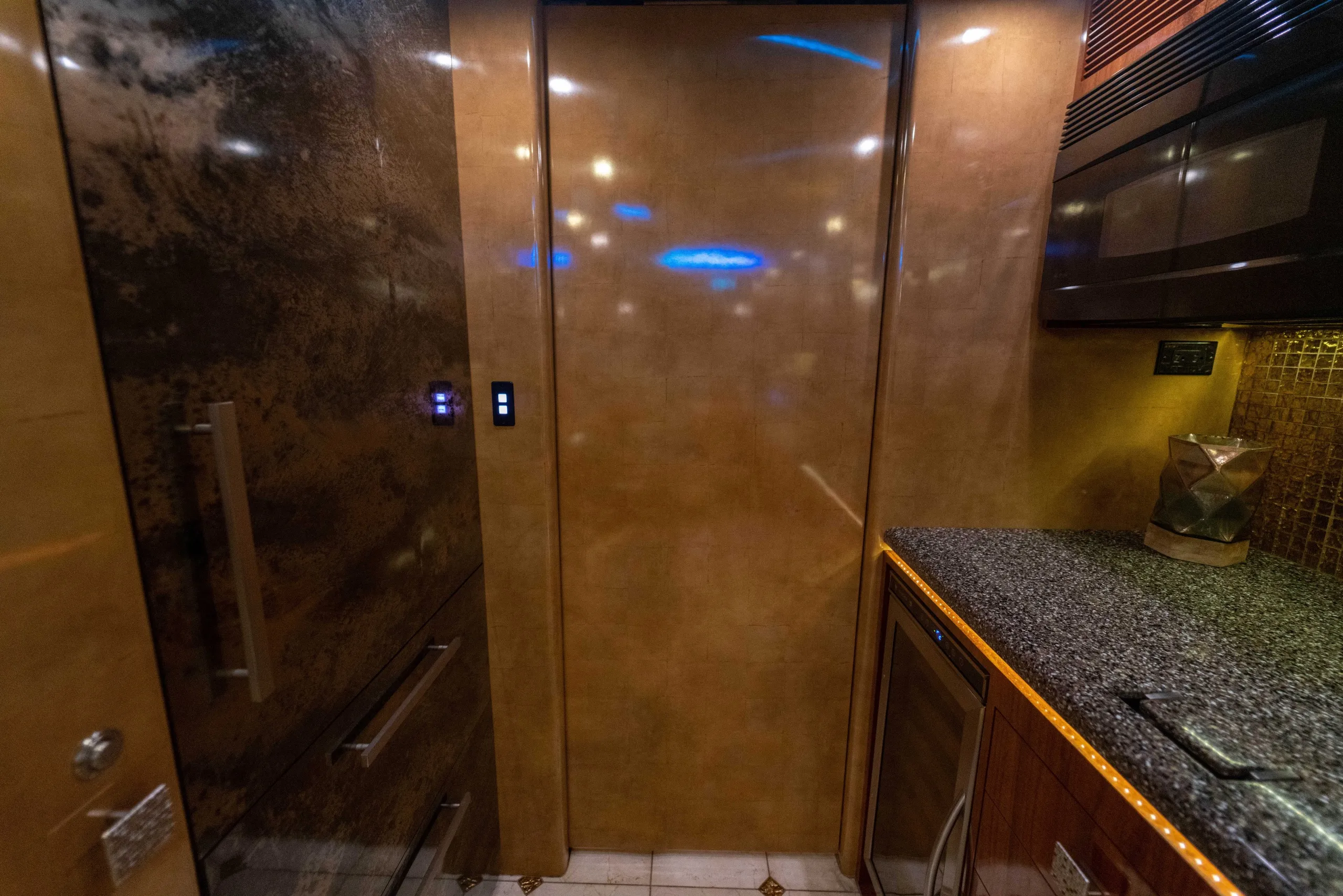 Interior mid-coach area of Marathon Coach 1194