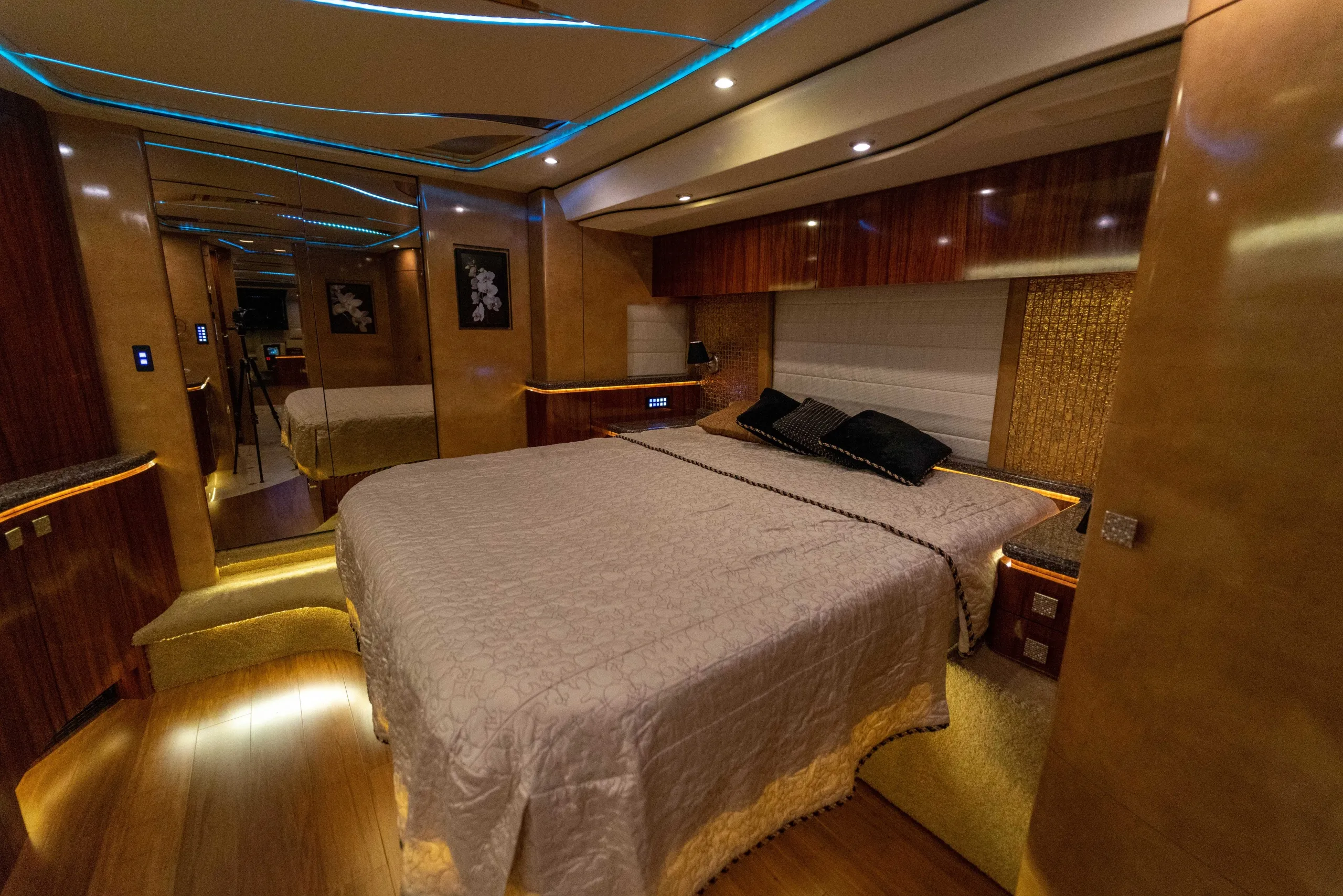 Interior bedroom detail of Marathon Coach 1194