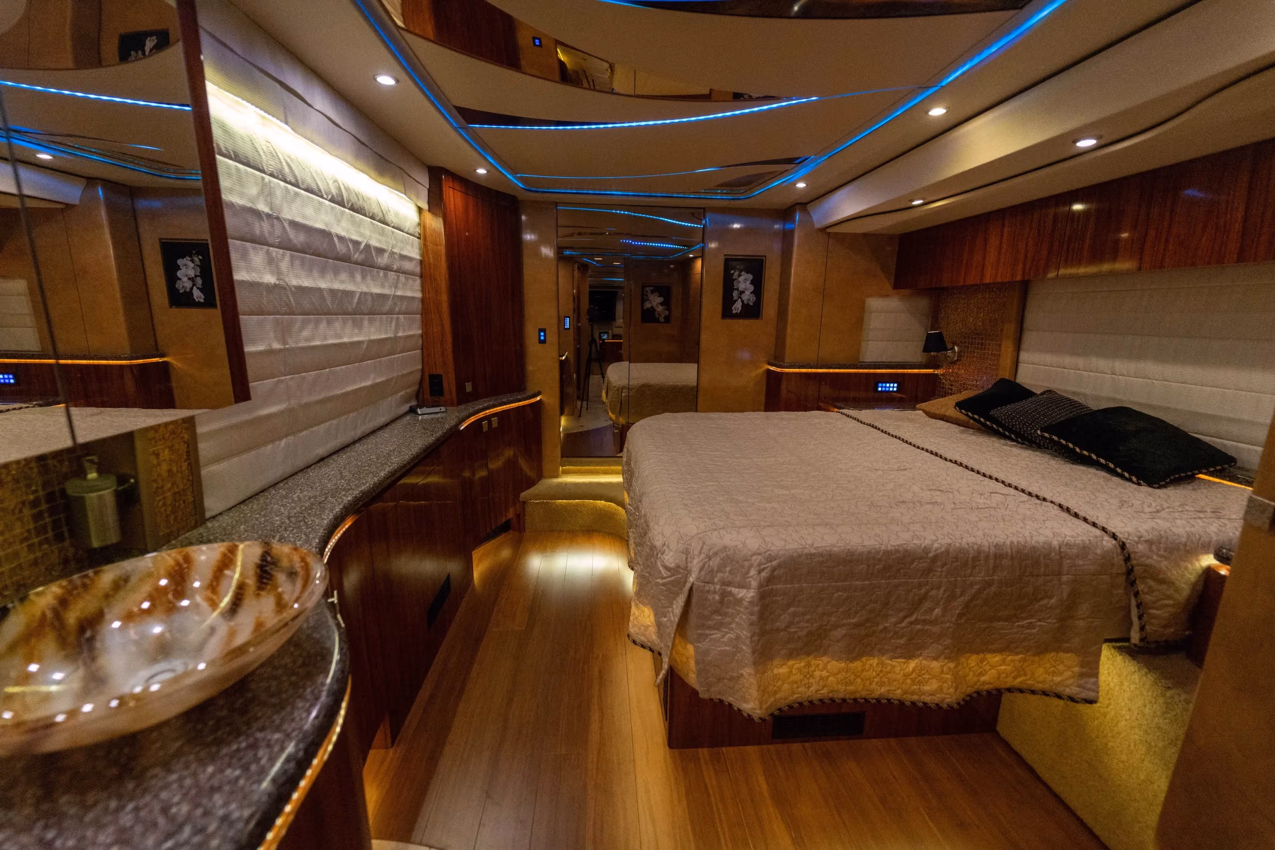 Interior bedroom of Marathon Coach 1194