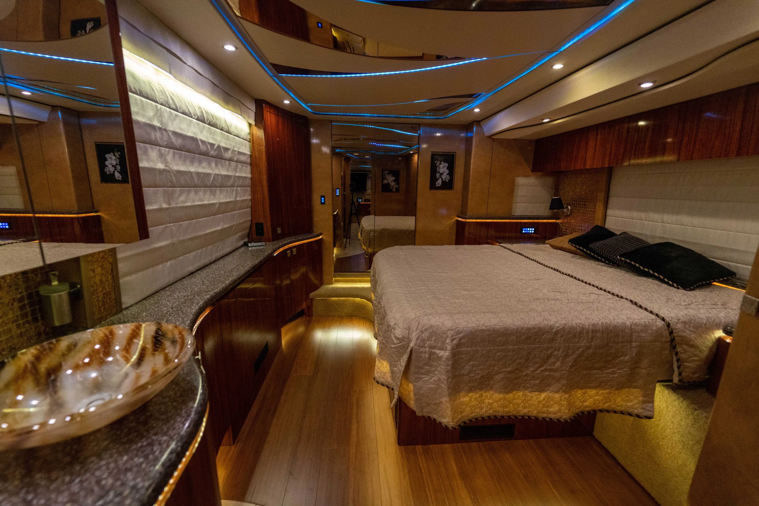 Interior bedroom of Marathon Coach 1194