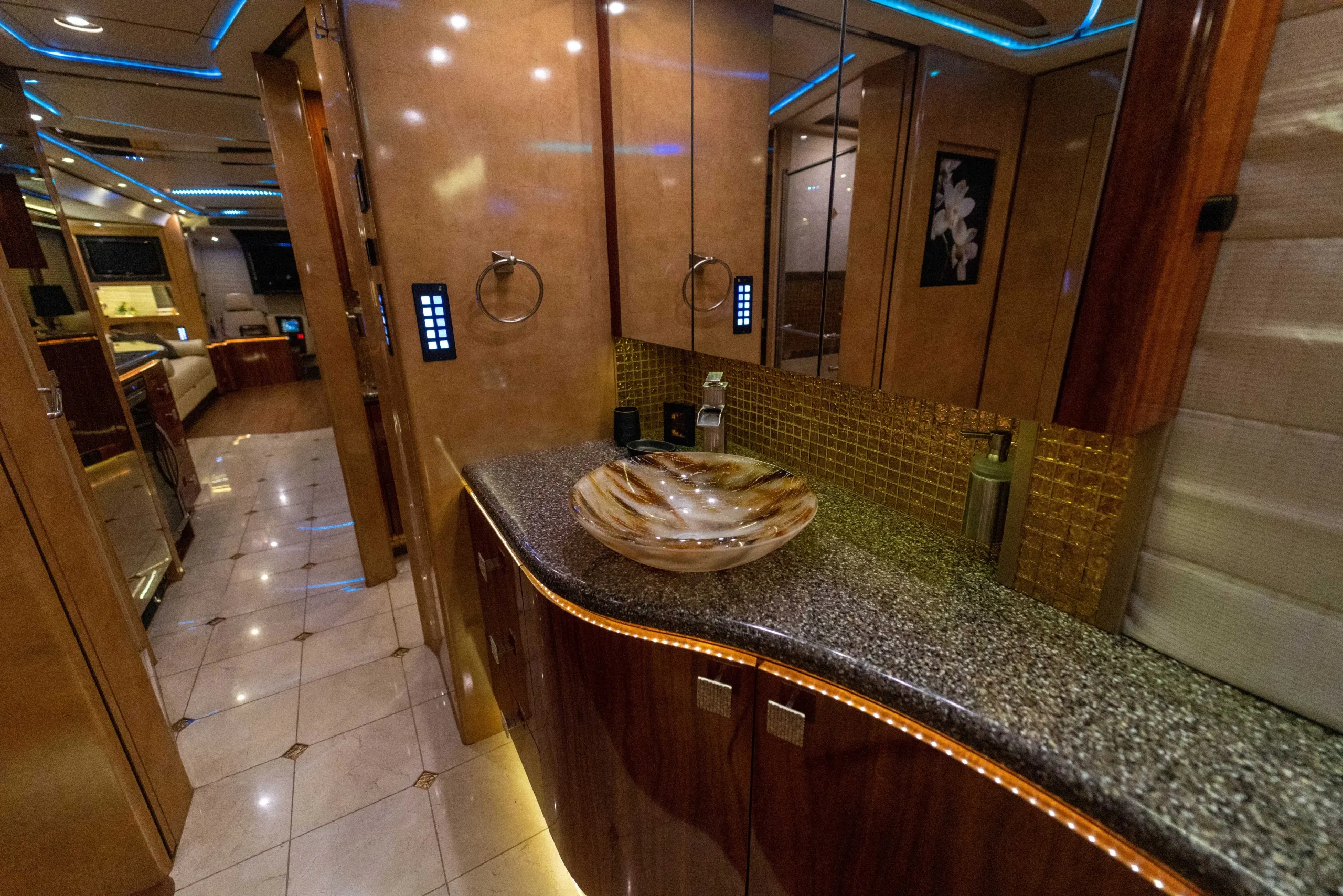 Interior transition area of Marathon Coach 1194