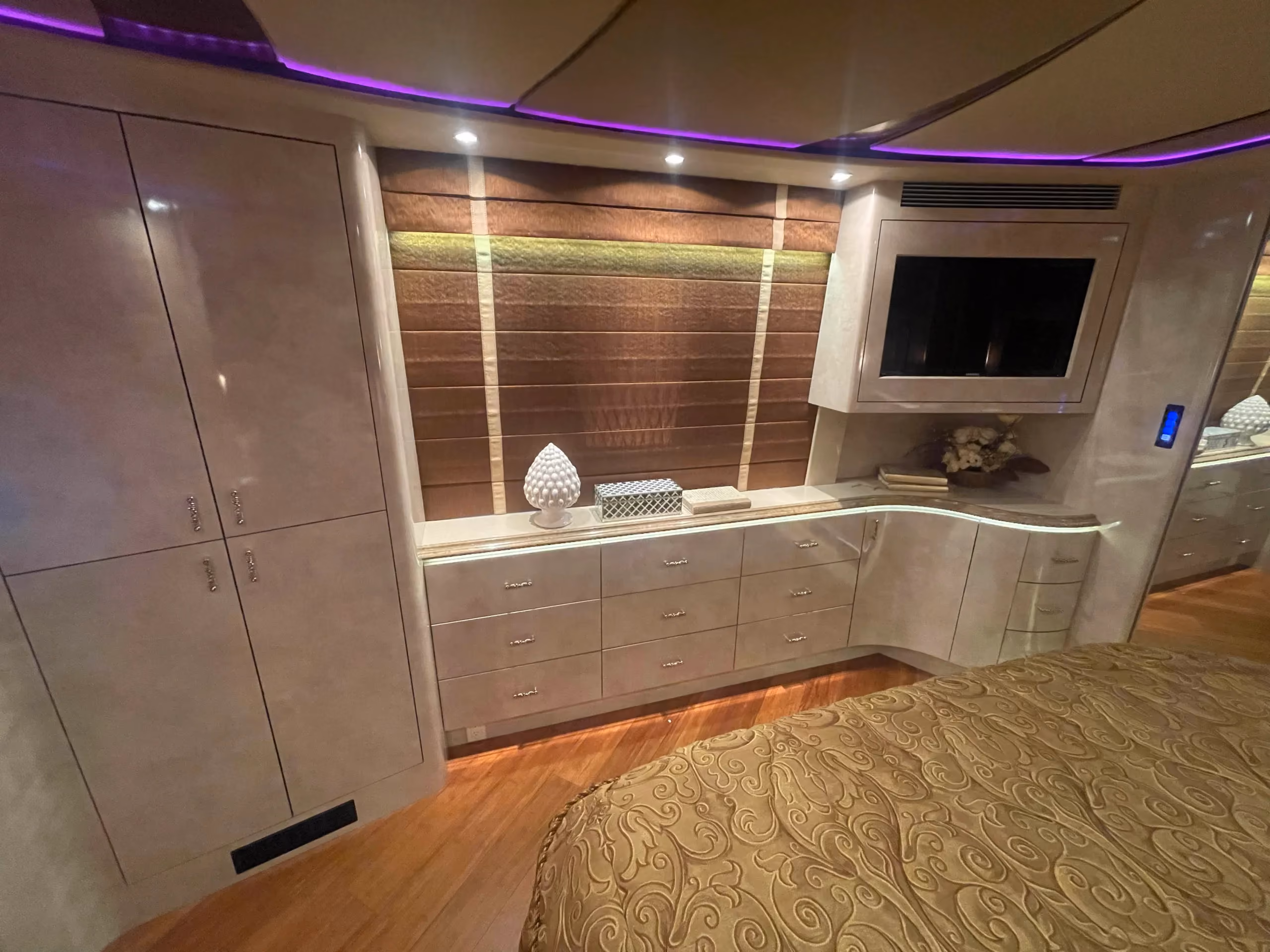 Interior mid-coach area of Marathon Coach 1202